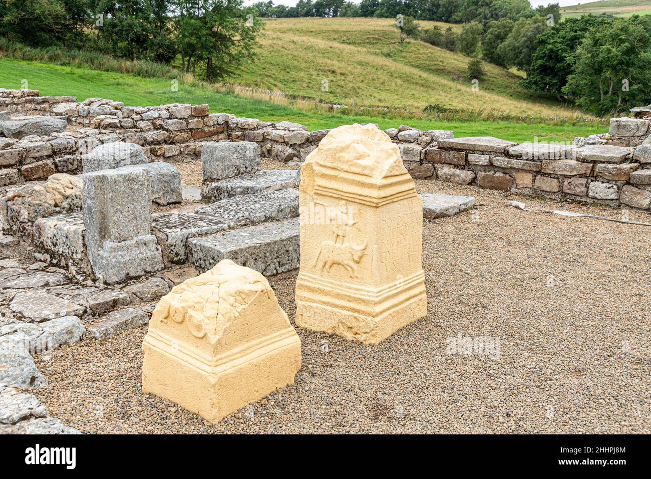 Replica altari dedicati al culto di Giove Dolichenus nelle rovine del forte ausiliario romano di Vindolanda a Chesterholm, Northumberland UK Foto Stock