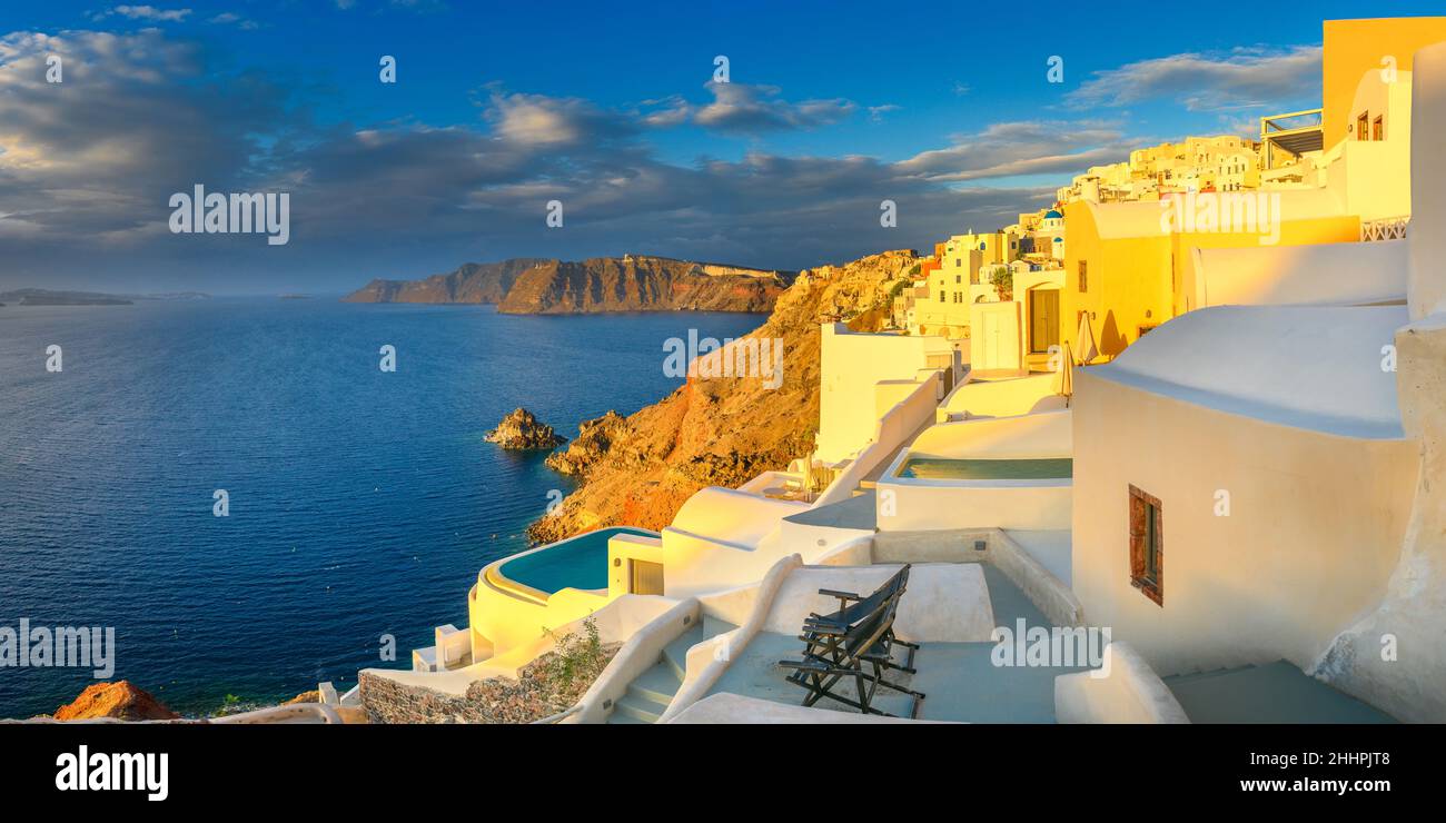 Tramonto pittoresco su famoso resort vista sulla città di Oia sull'isola di Santorini, Grecia, Europa. Viaggi di lusso. Famoso paesaggio di viaggio. Vacanze estive. T Foto Stock