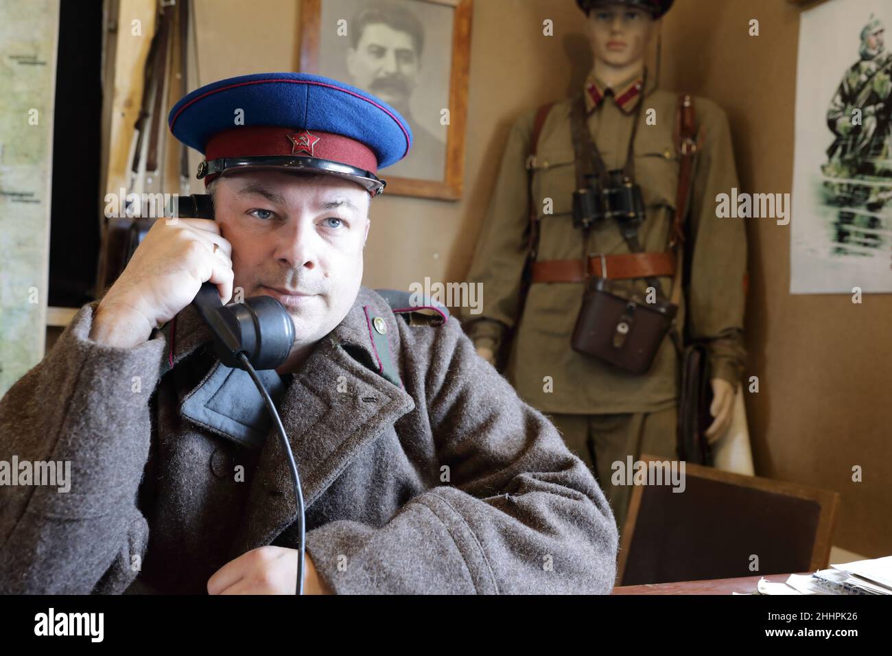 Ritratto di NKVD ufficiale con ricevitore telefonico Foto Stock