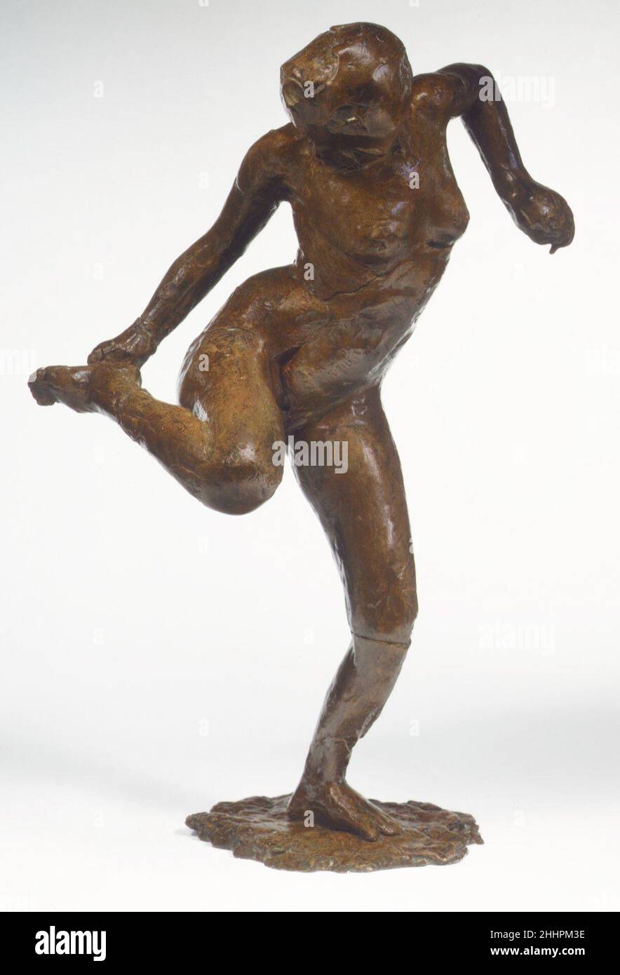 Danzatrice che guarda il Sole del suo piede destro (terzo Stato) modellato probabilmente ca. 1890–1910, cast 1920 Edgar Degas francese alla morte di Degas nel 1917, più di 150 sculture figurative sono state trovate nel suo studio. La maggior parte erano fatte di cera fragile, argilla e plastilina (un materiale modellante a base di cera e olio). Molti si erano deteriorati. Solo pochi furono conservati in copie che erano state gettate da loro in gesso. Ad eccezione della cera Dancer quattordicenne (Washington: NGA) nessuna di queste sculture era stata esposta pubblicamente durante la vita dell’artista.anche se Degas non aveva preferito riprodurre ciao Foto Stock