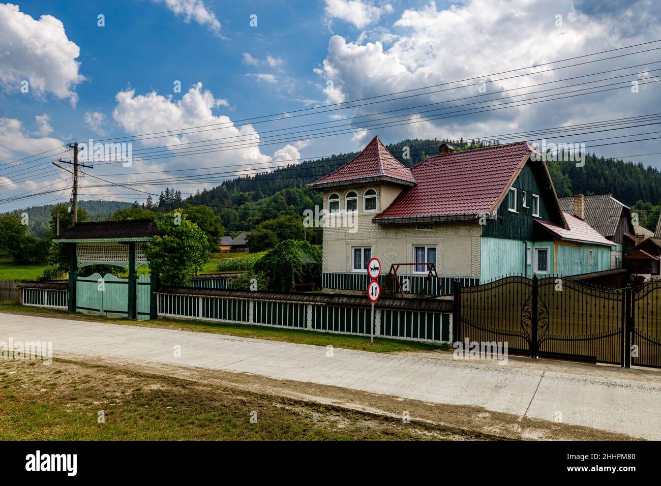 Storiche case in legno nella Bucovina di Romania Foto Stock