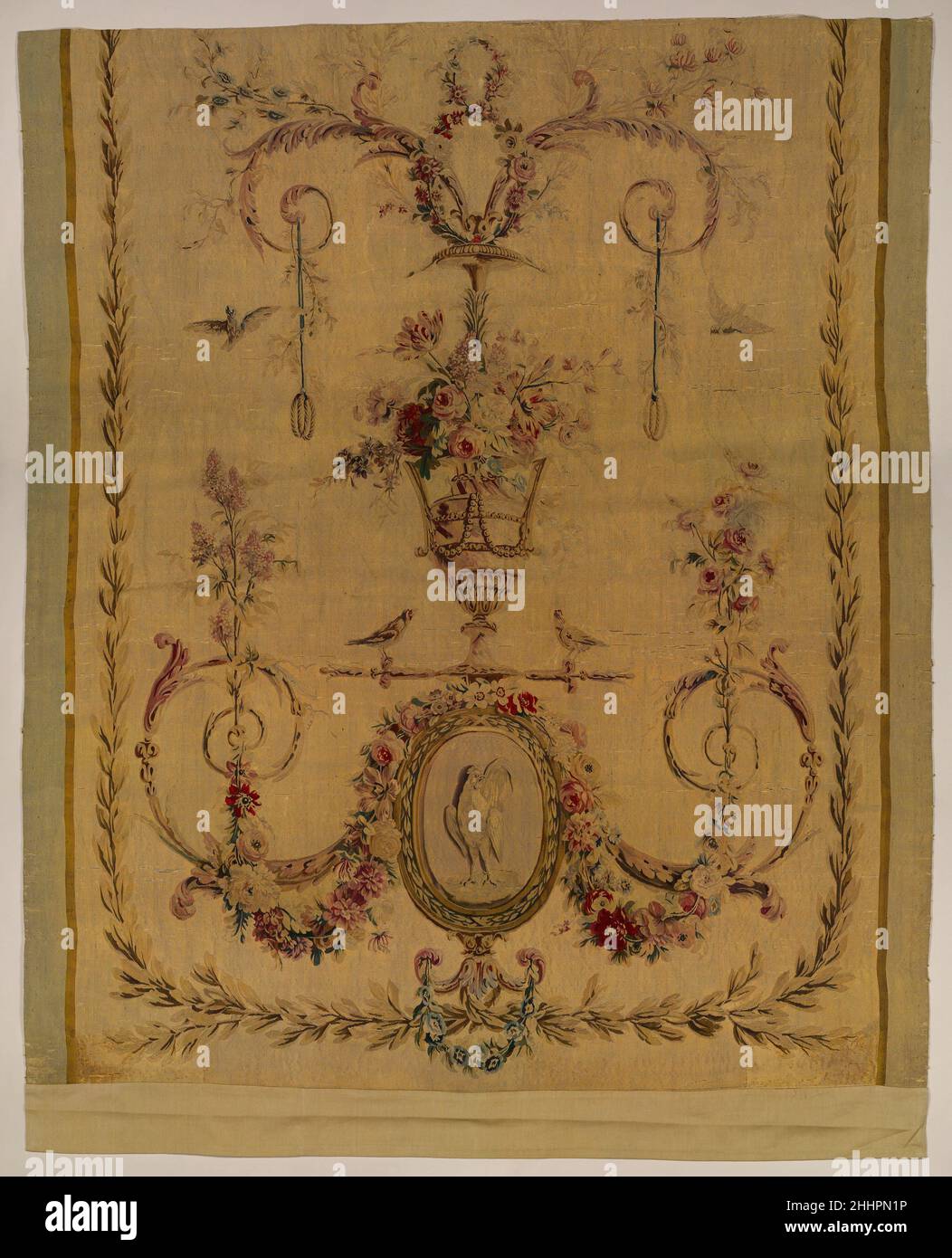 Pannello posteriore per un letto (lit à la duchesse en impériale) ca. 1780–90 Tapestry fatto a Beauvais come il suo baldacchino a cupola di dimensioni normali è sospeso al soffitto piuttosto che supportato su pali, questo letto tester, che porta il timbro del menuisier Georges Jacob, è un tipo chiamato Lit à la duchesse en impériale. I suoi appendiabiti originali ma ora fragili, tessuti nel 1782–83 presso la manifattura di arazzi di Beauvais su disegni di Jean-Baptiste Huet (1745–1811), sono stati sostituiti da una moderna damasche di seta, ad eccezione del rivestimento della cupola interna. I letti francesi settecenteschi tendevano ad essere nobili, come era consuetudine Foto Stock