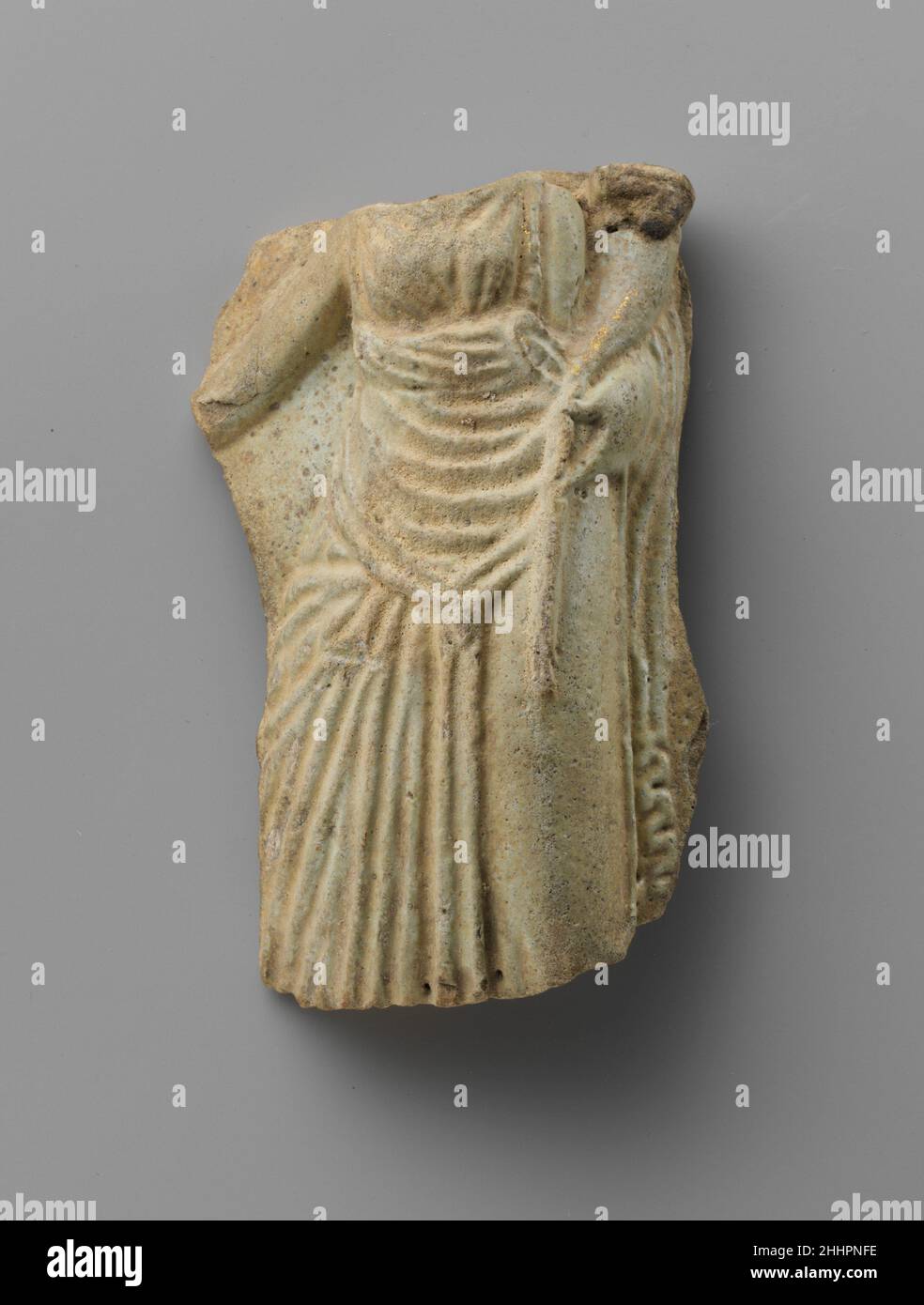 Gilt faience frammento di un oinochoe (brocca) 2nd secolo a.C. greco, tolemaico in alto rilievo, donna con un cornucopiaFaience oinochoai raffigurante le regine tolemaiche sono stati fatti ad Alessandria d'Egitto e sono serviti come vasi rituali e commemorativi in culti regnanti in città in tutto il regno tolemaico. La provenienza ateniana di questo frammento suggerisce che queste brocche sono state esportate anche in luoghi del bacino mediterraneo dove i Tolomei avrebbero voluto affermare la loro posizione culturale attraverso l'immaginario su di loro, che funse da divulgatori visivi dell'ideologia tolemaica. Completa ex Foto Stock