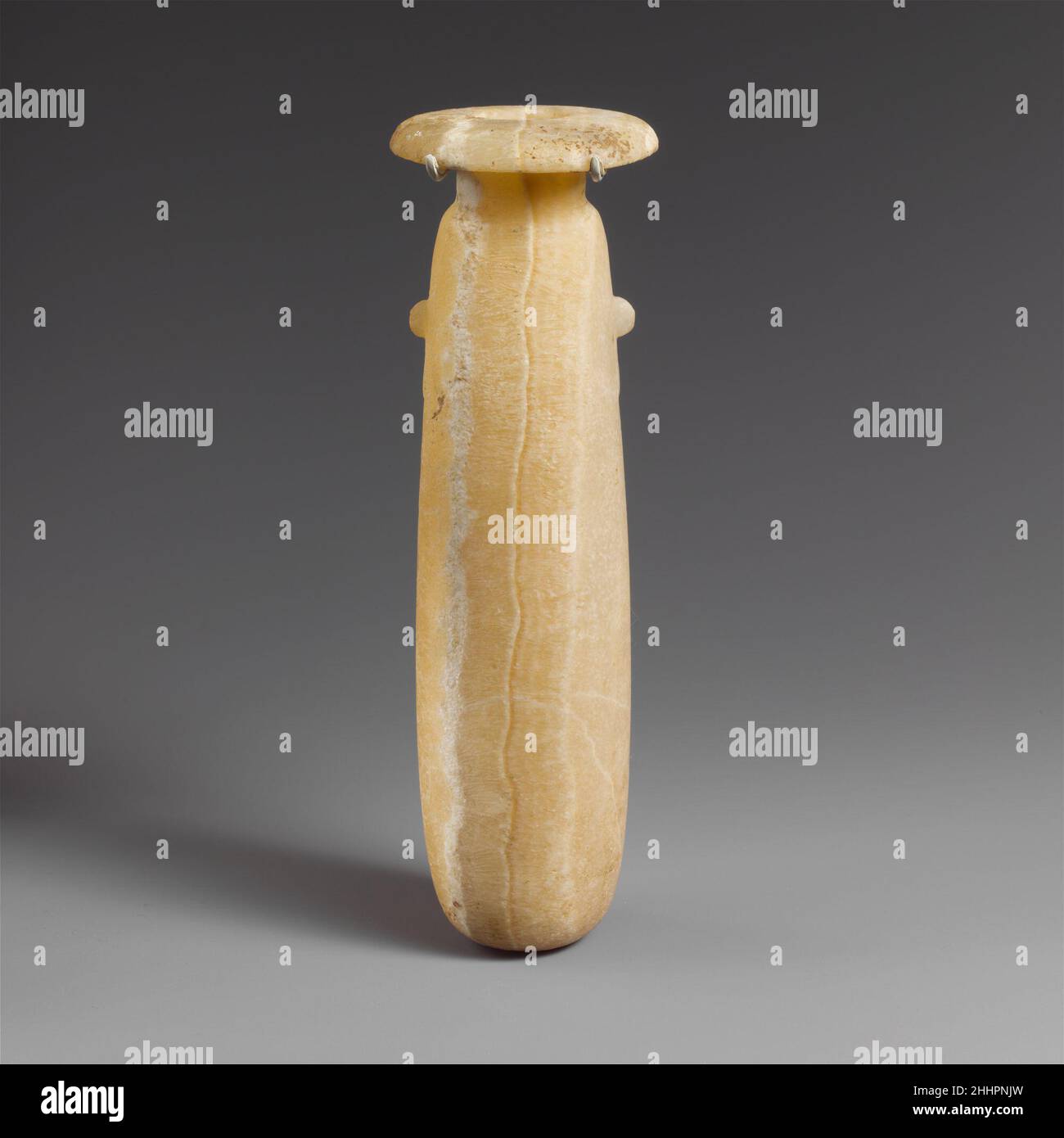 Alabastro alabastron (vaso di profumo) 5th–4th secolo a.C. Cipriota l'alabastron stretto ha due alette arrotondate. Il collo è corto. Il labbro è leggermente convesso. Alabastro alabastron (vaso di profumo) 243974 Foto Stock