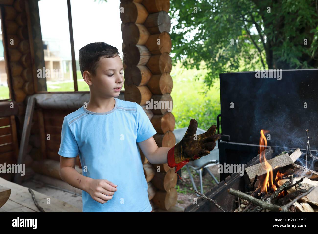 Legna da ardere per bambini al gazebo, Karelia Foto Stock