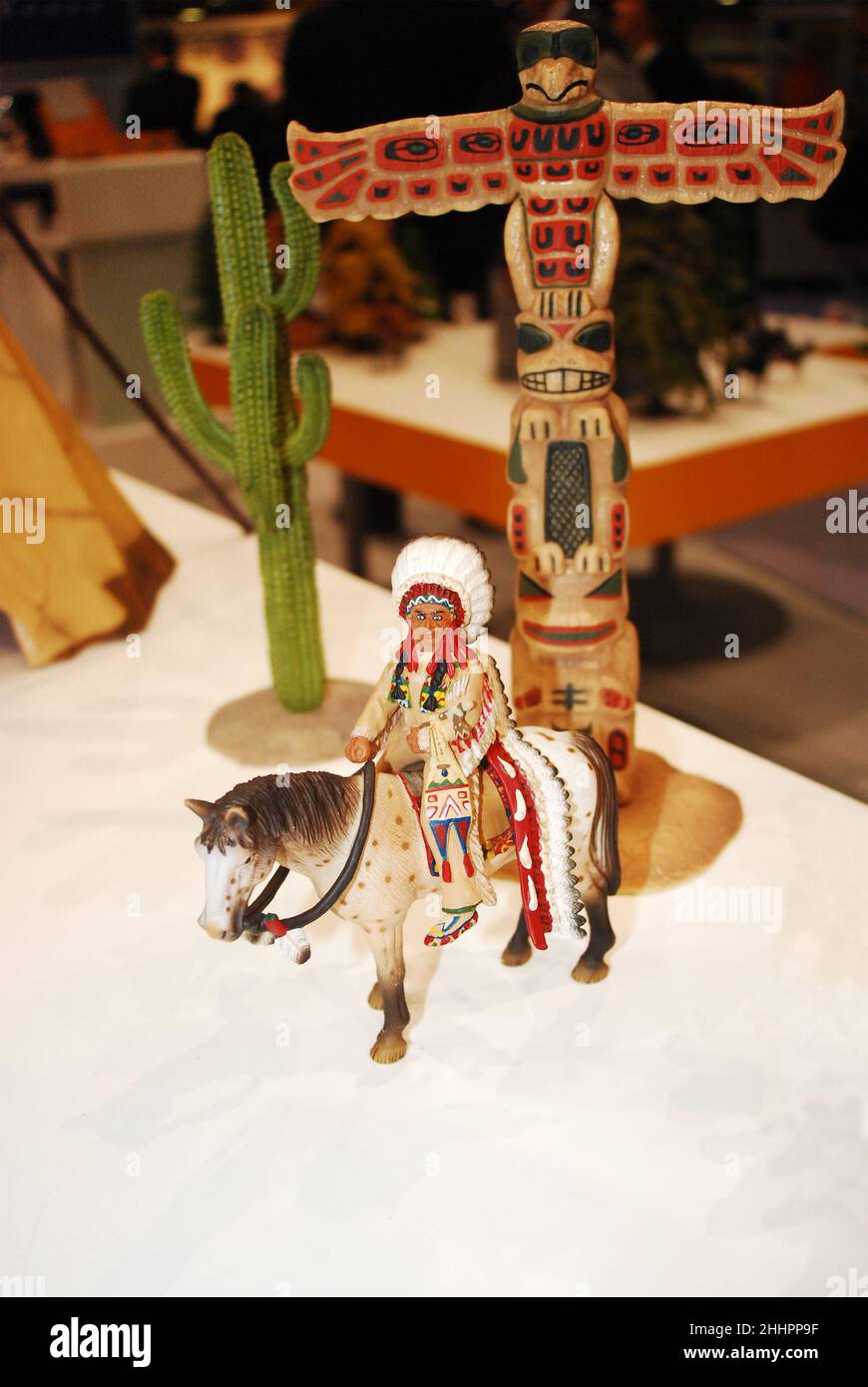 Primo piano di Schleich personaggio giocattolo di Sioux Chief su appaloosa cavallo con Western / nativo americano diorama Collectable pensionato Schleich No. 70300 Foto Stock