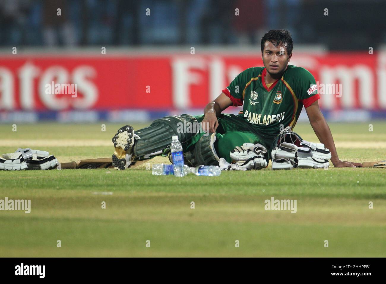 Il giocatore di cricket del Bangladesh, Shakib al Hasan ha visto reagire durante la partita 28th, ICC (International Cricket Council) Coppa del mondo di cricket tra Inghilterra e Bangladesh a Chittagong. Il Bangladesh ha vinto con 2 wickets (con 6 palle rimanenti). Foto Stock