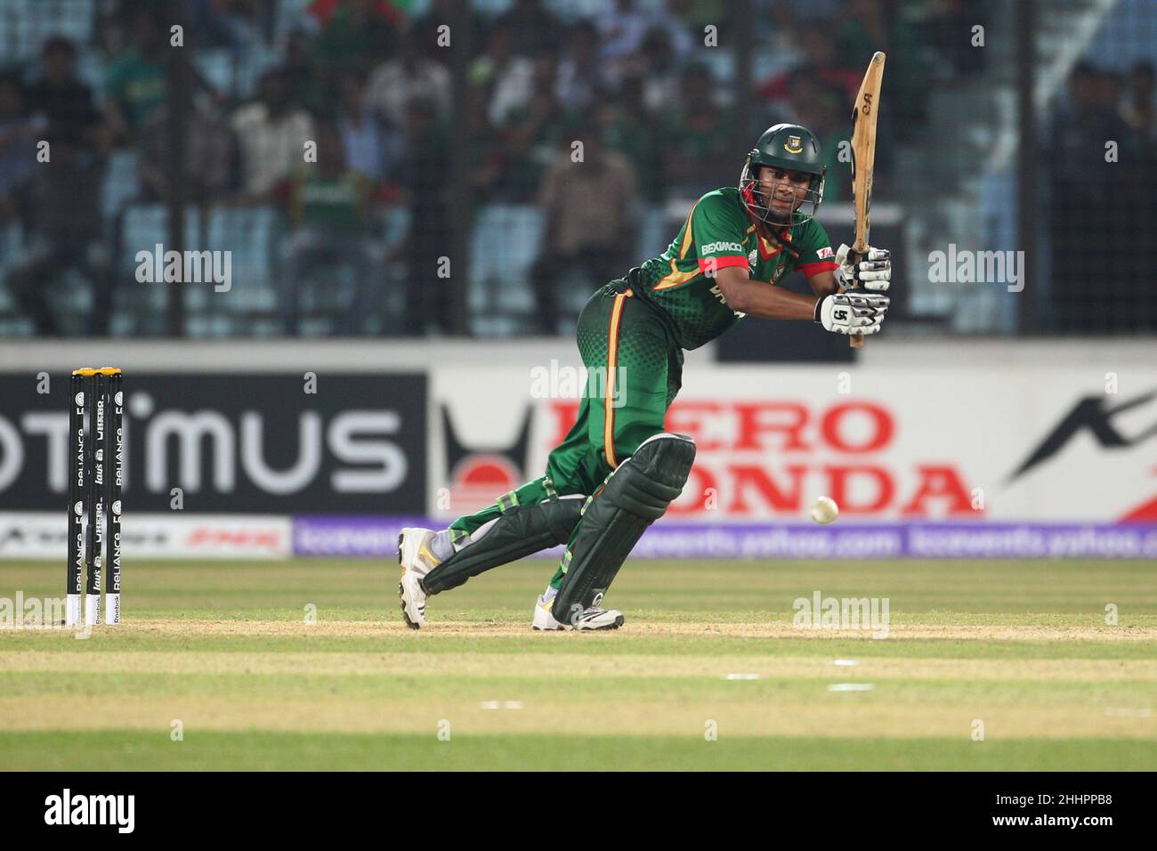 Il giocatore di cricket del Bangladesh, Shakib al Hasan visto in azione durante la partita del 28th, ICC (International Cricket Council) Coppa del mondo di cricket tra Inghilterra e Bangladesh a Chittagong. Il Bangladesh ha vinto con 2 wickets (con 6 palle rimanenti). Foto Stock