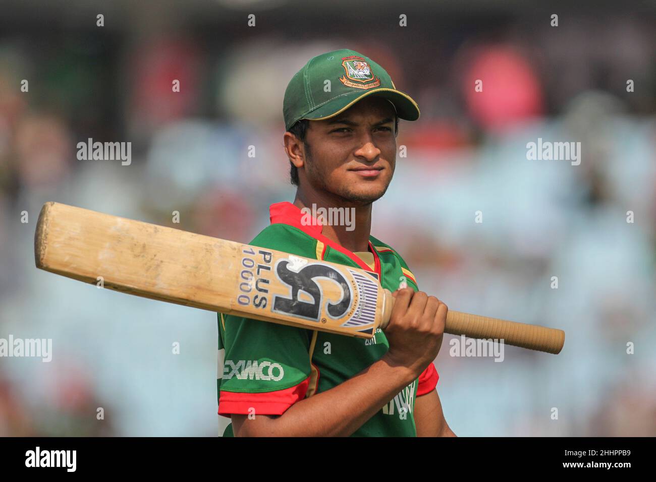 Il giocatore di cricket del Bangladesh, Shakib al Hasan in azione durante la partita del 28th, ICC (International Cricket Council) Coppa del mondo di cricket tra Inghilterra e Bangladesh a Chittagong. Il Bangladesh ha vinto con 2 wickets (con 6 palle rimanenti). Foto Stock