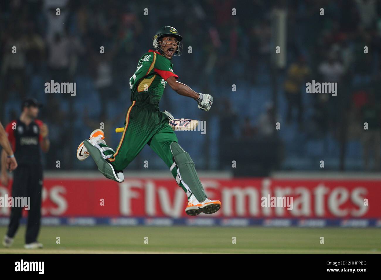 Bangladesh giocatore di cricket, Shafiul Islam visto celebrare una vittoria durante la partita 28th, ICC (International Cricket Council) Coppa del mondo di cricket tra Inghilterra e Bangladesh a Chittagong.Bangladesh vinto da 2 wickets (con 6 palle rimanenti). Foto Stock