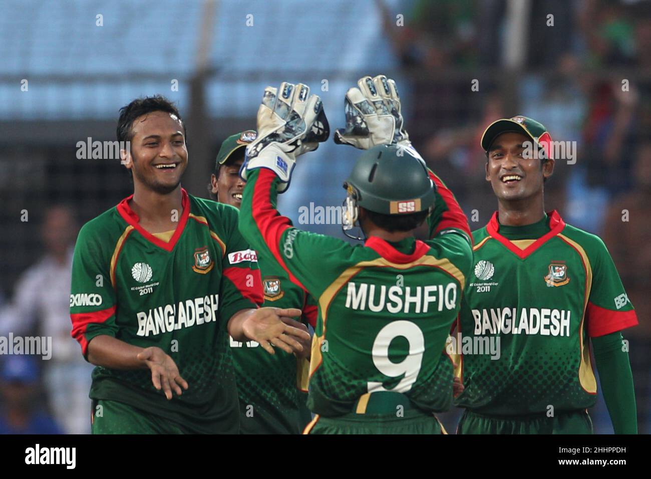 Il giocatore di cricket del Bangladesh Shakib al Hasan (L) ha visto festeggiare con il compagno di squadra Mushfiqur Rahim durante la partita del 28th, ICC (International Cricket Council) Cricket World Cup tra Inghilterra e Bangladesh a Chittagong.Bangladesh ha vinto da 2 wickets (con 6 palle rimanenti). Foto Stock