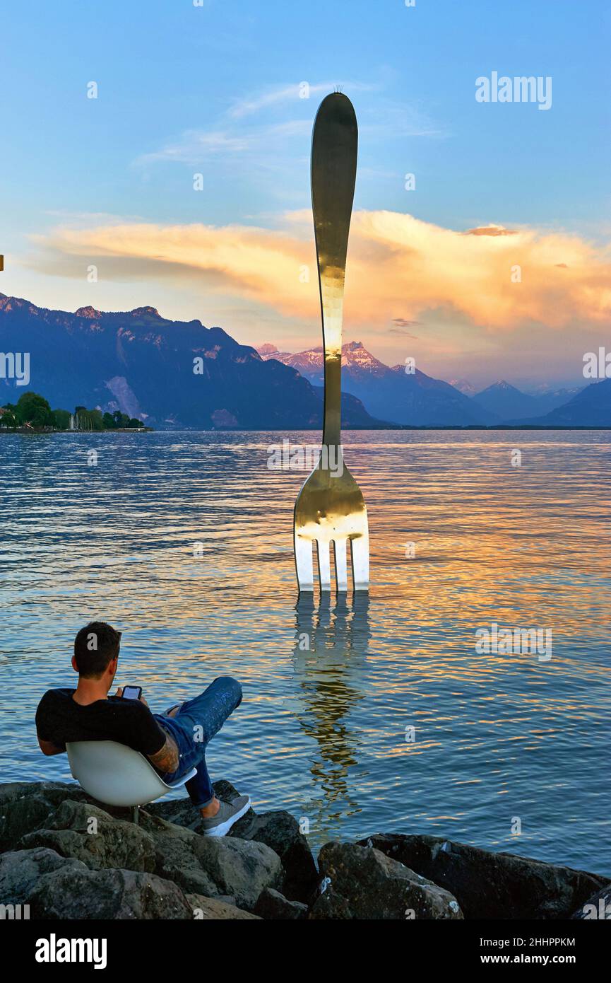 Uomo a Vevey Promenade. Lago di Ginevra, Svizzera Foto Stock