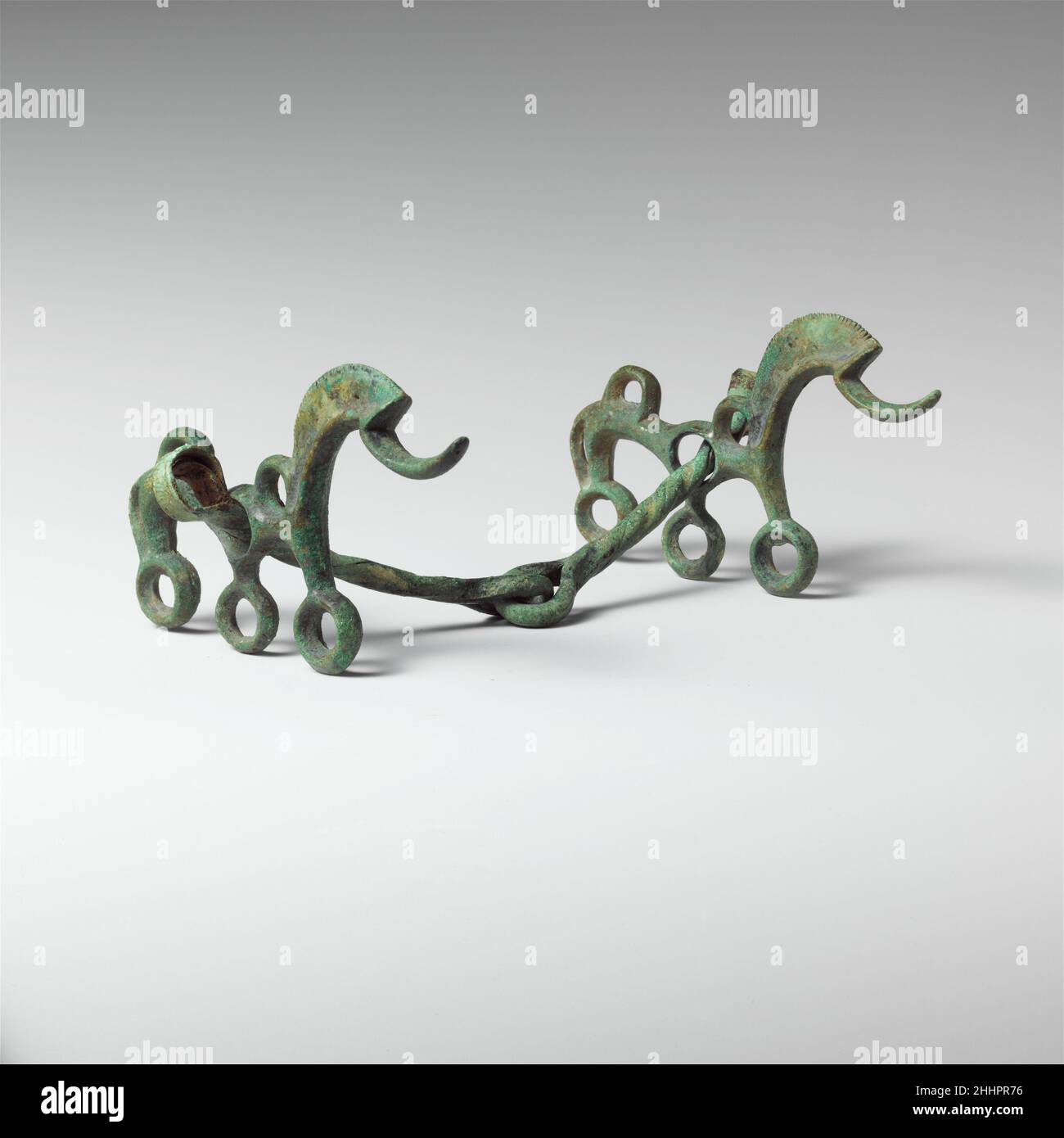 Punta di cavallo in bronzo 8th–7th secolo a.C. Villanovan punta di cavallo con guanciale a lavoro aperto raffigurante cavalli stilizzati con anelli per le redini della guida. Punta di cavallo di bronzo 255363 Foto Stock