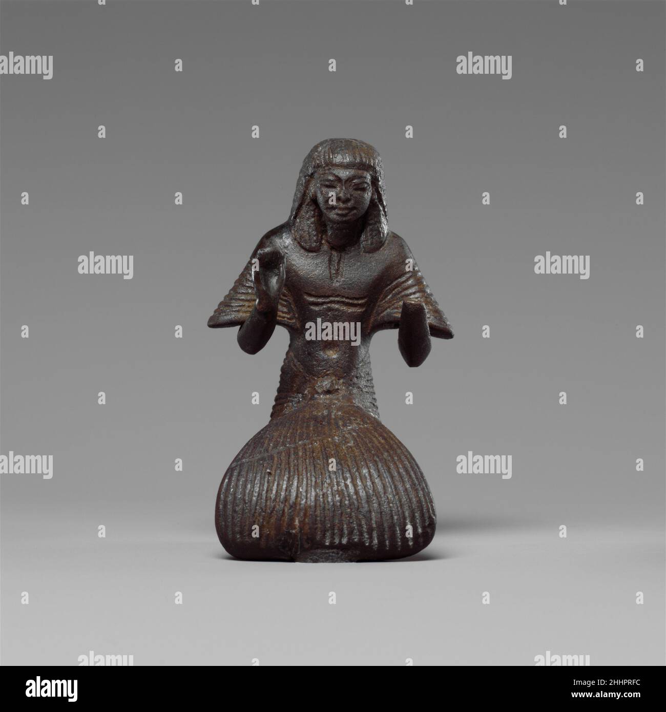 Inginocchiato ufficiale ca. 1250–1070 a.C. nuovo regno, Ramesside il numero di esempi di statuette non regali in pose e posizioni tipiche per l'uso nelle sepolture diminuisce notevolmente nel nuovo regno, riflettendo un generale cambiamento nelle pratiche funerarie lontano dalla deposizione di statuaria nelle tombe e verso la collocazione nei templi. Questa figura è la prima statuetta di metallo di un uomo non regale che può essere ascritto ad un santuario o la provenienza del tempio a causa della sua posa rituale di adorazione. È databile alla fine del XIX o della XX Dinastia basata sullo stile dei capelli e degli indumenti del funzionario così come Foto Stock