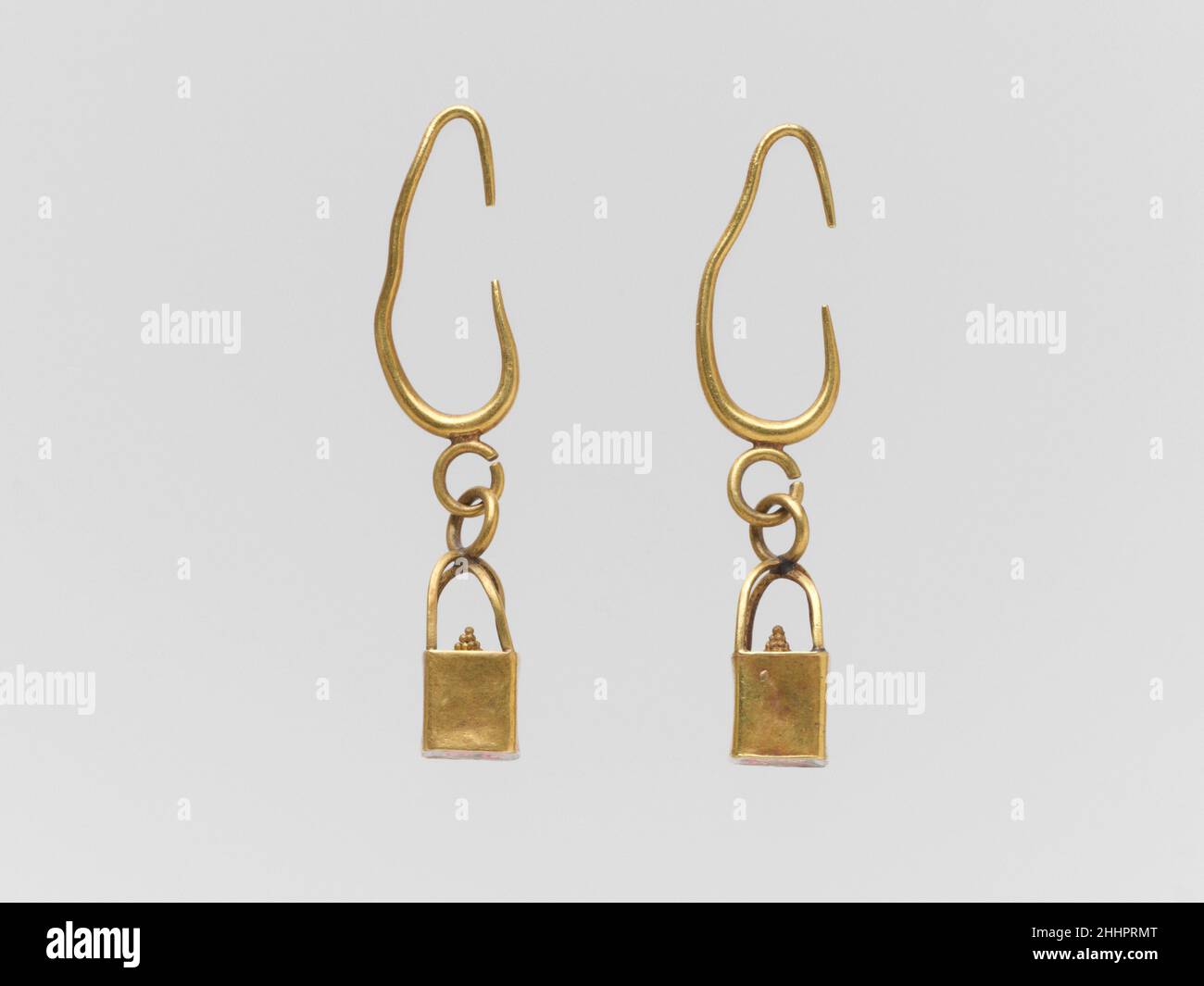 Coppia di orecchini in oro con gabbia e pendenti a sfera 7th–6th secolo a.C. fenicio questo tipo di orecchino fu ampiamente distribuito durante il periodo arcaico. Probabilmente è originario del Levante ed è ben rappresentato a Cipro. Grazie ai commercianti fenici, è anche comune nel Mediterraneo occidentale. Coppia di orecchini dorati con gabbia e pendenti a sfera. Fenicio. 7th–6th secolo a.C. Oro. Arcaico. Oro e argento Foto Stock