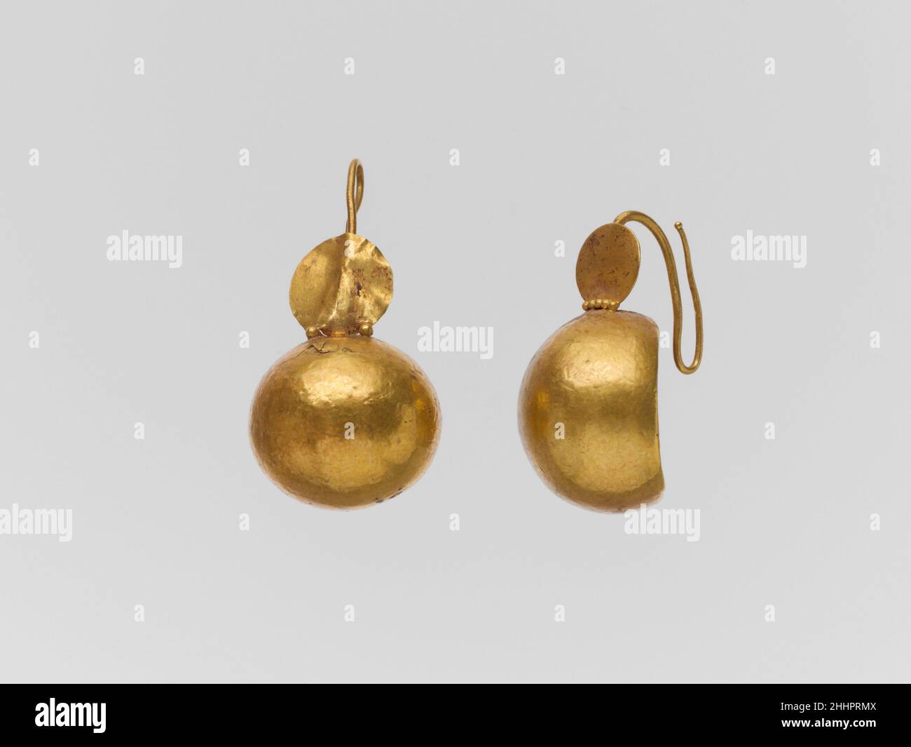 Orecchini in oro con disco convesso e piccolo disco 1st–2nd sec. d.C. dischi convessi romani di lamina liscia.. Orecchini in oro con disco convesso e piccolo disco. Romana. 1st–2nd secolo d.C.. Oro. Imperiale. Oro e argento Foto Stock