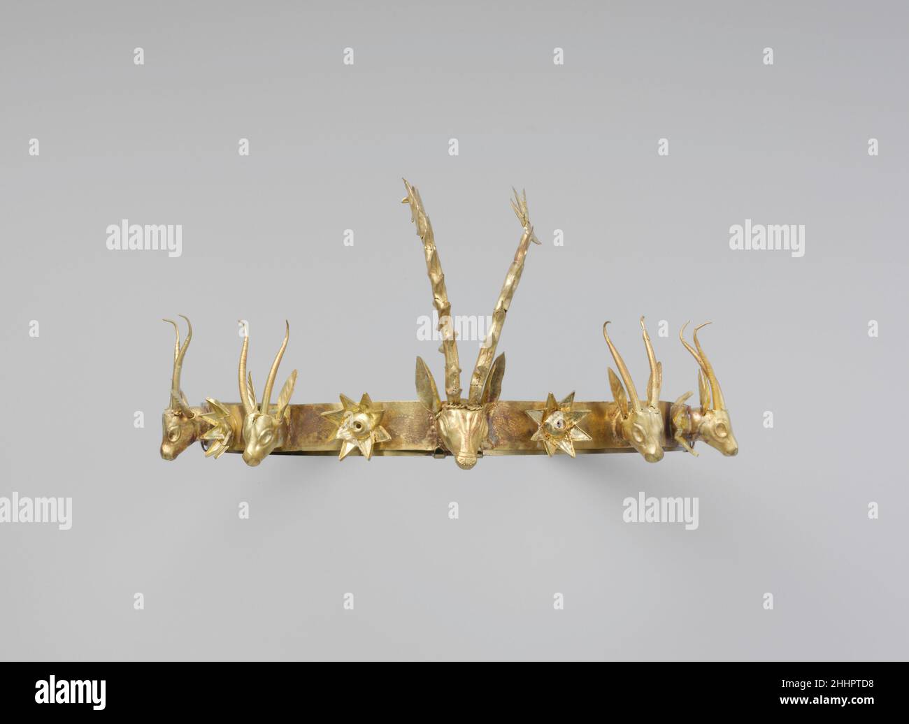 Archetto con Capi di Gazelles e uno Stag tra Stelle o Fiori ca. 1648–1540 a.C. secondo periodo intermedio durante la fine del XII e poi la tredicesima dinastia, alla fine del Regno di mezzo, persone provenienti dall'Asia occidentale si stabilirono tra gli abitanti egiziani del Delta del Nilo orientale, specialmente in un luogo più tardi chiamato Avaris (ora Tell el-DAB'a). Fu così stabilito un mix multiculturale che culminò durante la Dinastia 15 nel dominio di una linea di re ora conosciute come gli Hyksos (dalla frase egiziana 'governanti di terre straniere') che risiedevano ad Afaris ma dominavano una buona parte o Foto Stock