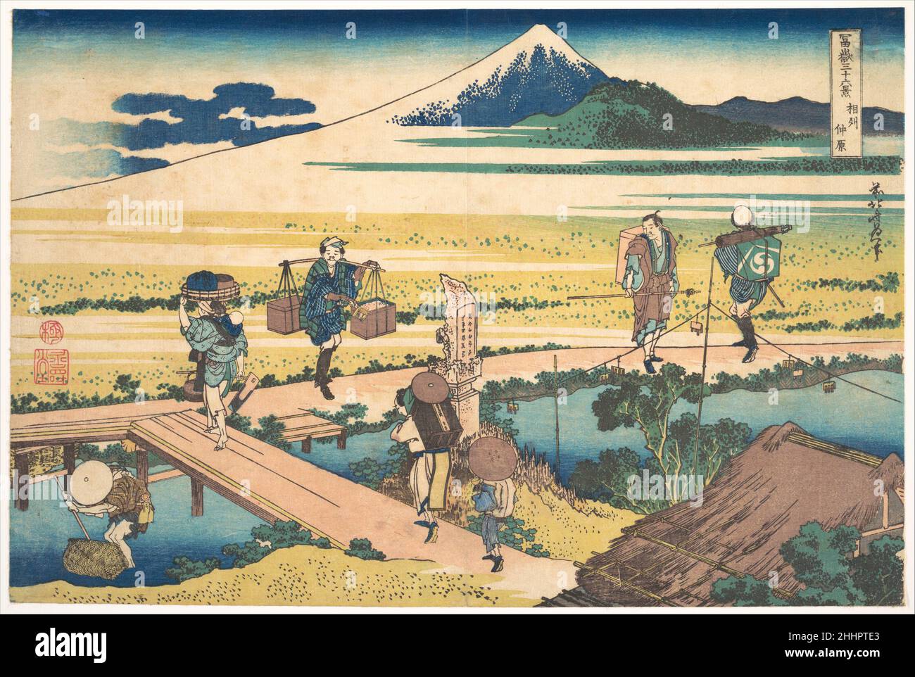 Nakahara nella provincia di Sagami (Sōshū Nakahara), dalla serie trentasei viste del Monte Fuji (Fugaku sanjūrokkei) ca. 1830–32 Katsushika Hokusai giapponese intrigato dal potenziale compositivo del ponte in asse in primo piano nella stampa superiore, Hokusai sembra essersi stracciato e lo ha usato come motivo strutturante centrale nella stampa inferiore. Come un palcoscenico, ogni azione avviene all'interno o all'interno dello spazio creato dalla struttura in legno. La tendenza di Hokusai a ripetere la forma di picco della montagna attraverso un disegno di stampa è visto qui nella costruzione dei tetti di paglia pure Foto Stock