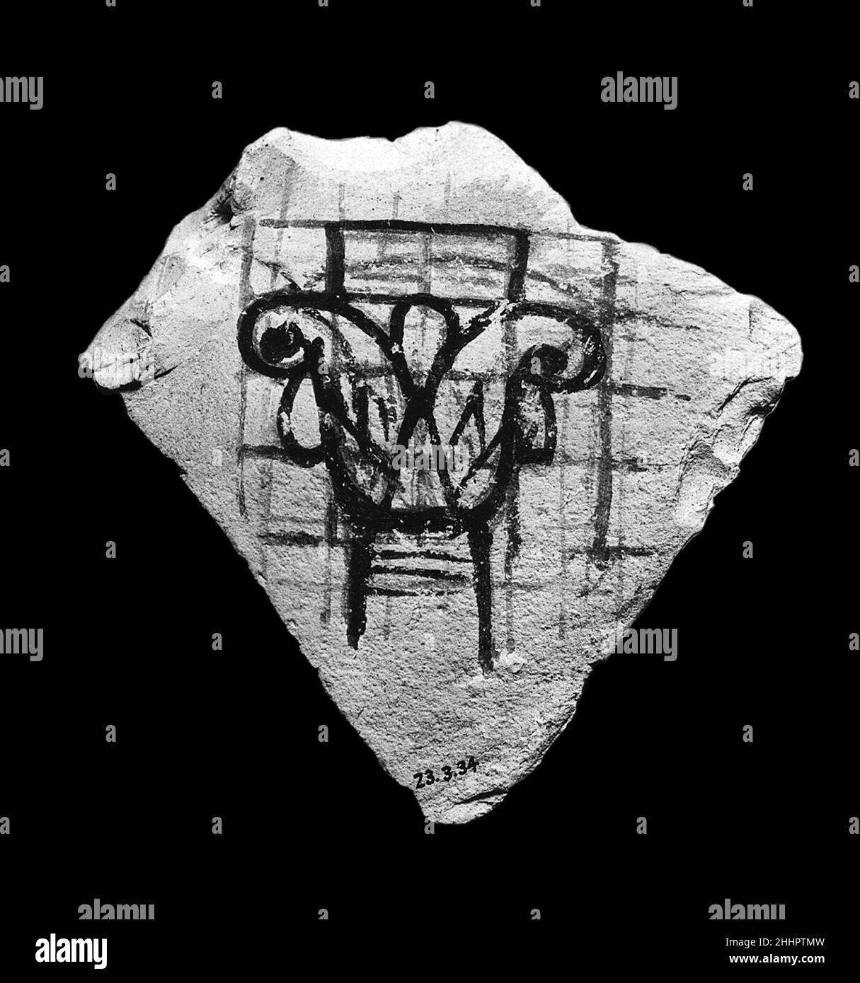 Ostracon con capitale liliforme 664–610 a.C. tardo periodo, Saite il cortile spazzatura fuori dalla tomba di Nespekashuty riflette lunghi periodi di utilizzo, una situazione che complica la datazione e la comprensione dell'ostraka dipinta che vi si trova. Un recente studio stilistico ha permesso ad alcuni di loro di essere raggruppati cronologicamente, tuttavia. Il cavallo (23,3.33) e il leone (23,3.28) sono fatti con disegni preliminari rossi, finalizzati con una sottile e flessibile linea nera; questa tecnica assomiglia a quella degli artisti Ramesside di Deir el Bahri. Il coccodrillo inciso (23,3.30) si riferisce meglio all'ostra nota da t Foto Stock
