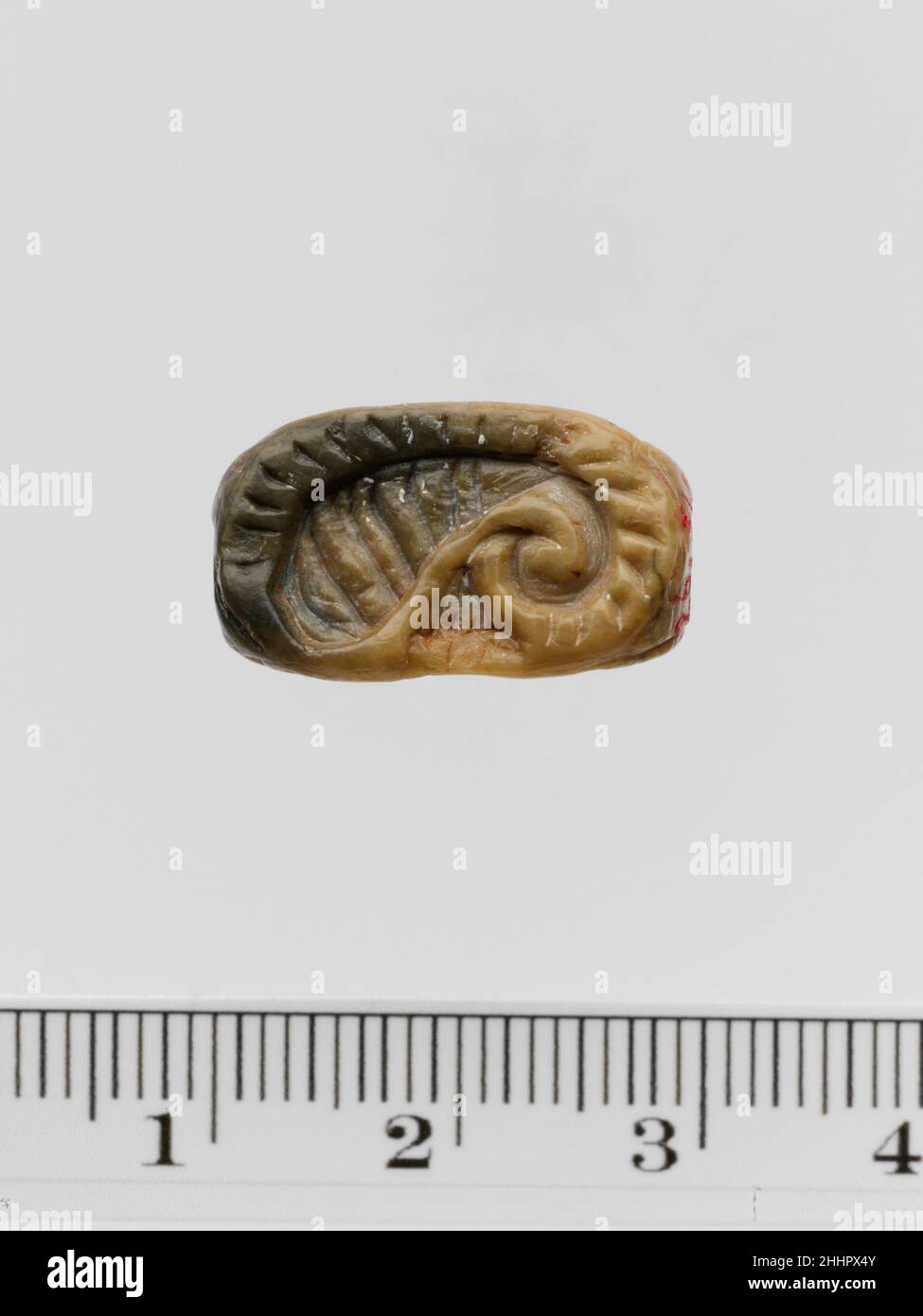 Prisma triangolare steatite ca. 1900–1750 a.C. cane cretese minoico; bucranio con due teste di capre; motivo floreale.. Prisma triangolare steatite. Minoan. CA. 1900–1750 A.C. Serpentina. Minoan medio II. Gemme Foto Stock