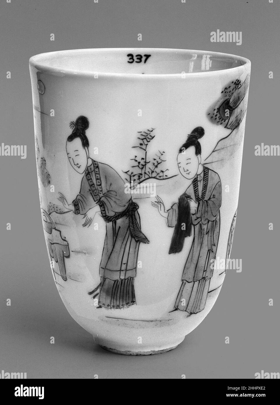 Tazza con le Signore in un giardino fine 17th–inizio 18th secolo Cina. Tazza con le Signore in giardino. Cina. Fine 17th–inizio 18th secolo. Porcellana dipinta in smalti policromi (Jingdezhen ware). Dinastia Qing (1644-1911), periodo Kangxi (1662-1722). Ceramica Foto Stock