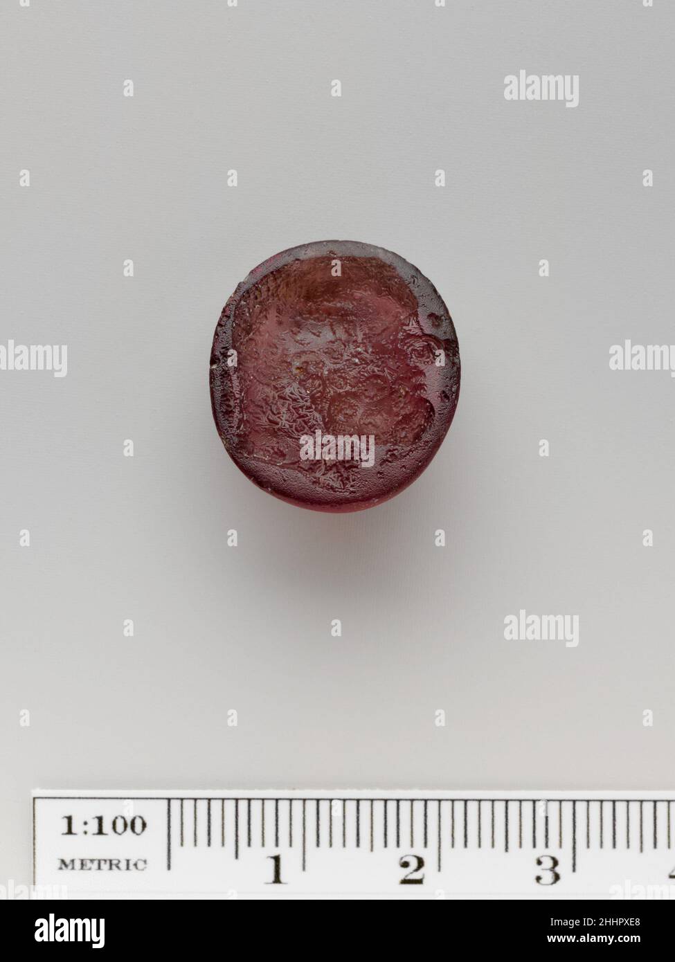 Pietra ad anello di vetro 3rd–1st secolo a.C. testa greca di Eracle barbuto.. Pietra ad anello in vetro. Greco. 3rd–1st secolo a.C. Vetro, viola. Ellenistico. Gemme Foto Stock