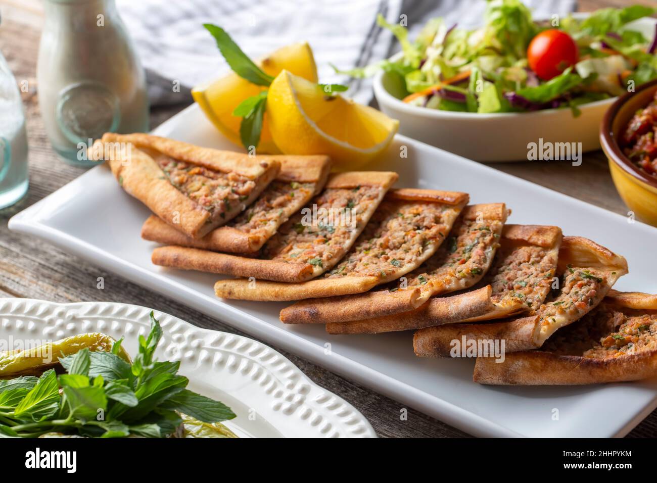 Pide turco con carne macinata, nome turco; Kiymali Pide. Cucina tradizionale turca. Pizza turca Pita con carne. Foto Stock