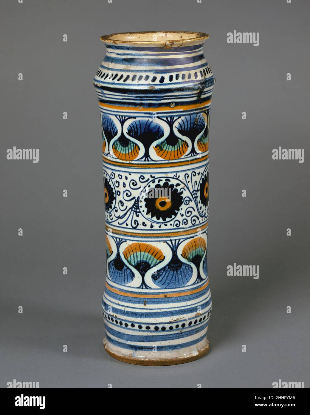 Vaso di aparecaria (albarello) ca. 1480 Italiano, probabilmente Faenza. Vaso di aparecaria (albarello). Italiano, probabilmente Faenza. Ca. 1480. Maiolica (terracotta stagnata). Ceramica-ceramica Foto Stock