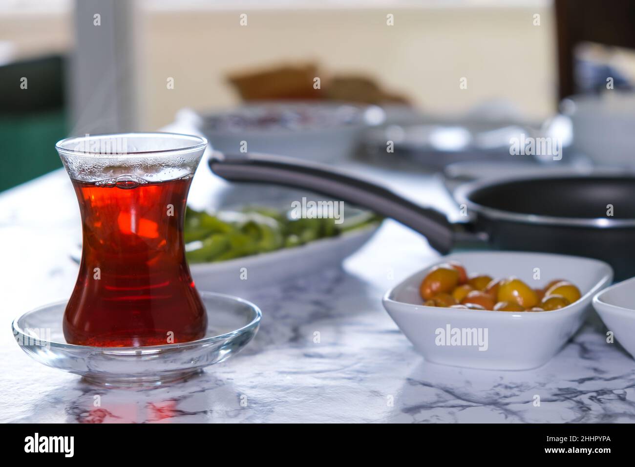 Turkısh colazione tradizionale e tè, focalizzato in primo piano. Foto Stock