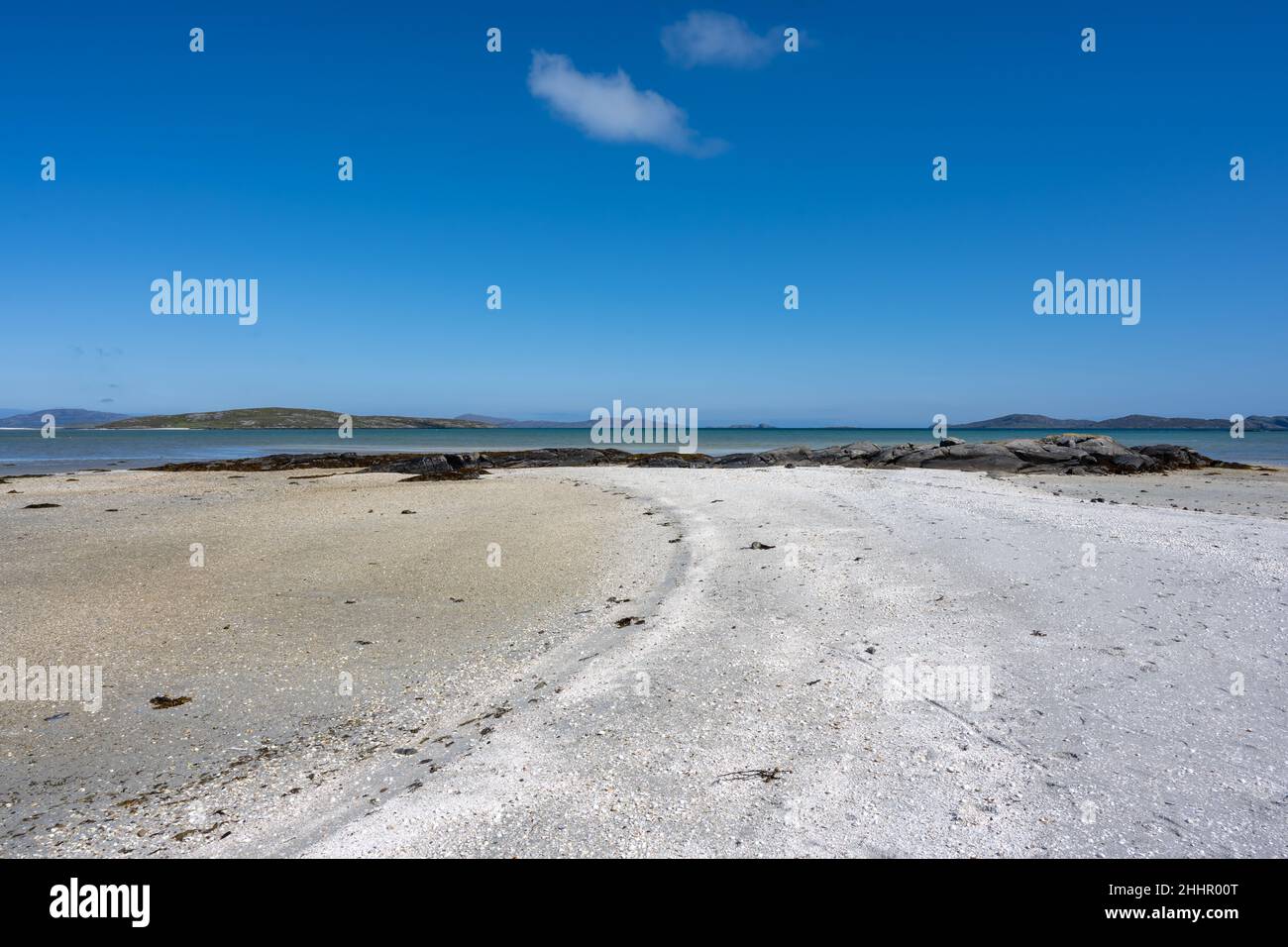Traigh Mhor (in inglese 'Big Beach') con la piccola isola marea disabitata di Orosay sullo sfondo, Sound of barra, Eoligarry Foto Stock