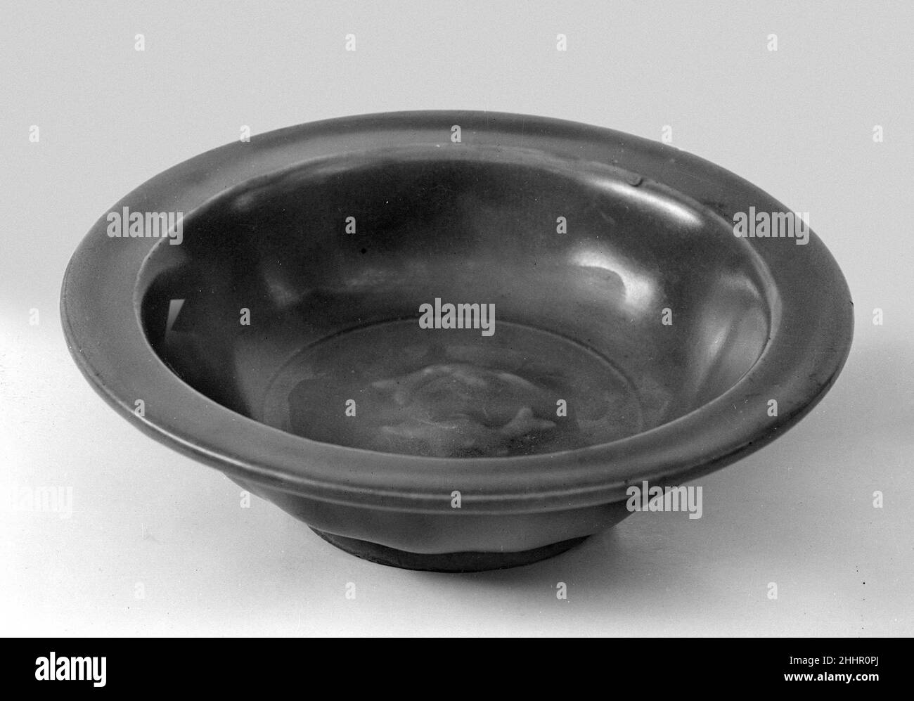 Lavatrice con pesce gemello 13th secolo Cina. Lavatrice con pesce doppio. Cina. 13th secolo. Gres con glassa di celadon (oggetti Longquan). Dinastia della Song del Sud (1127-1279). Ceramica Foto Stock