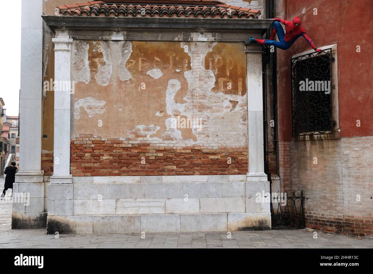 Spiderman sale sui palazzi di Venezia. Venezia, 23 febbraio 2020. Foto Stock