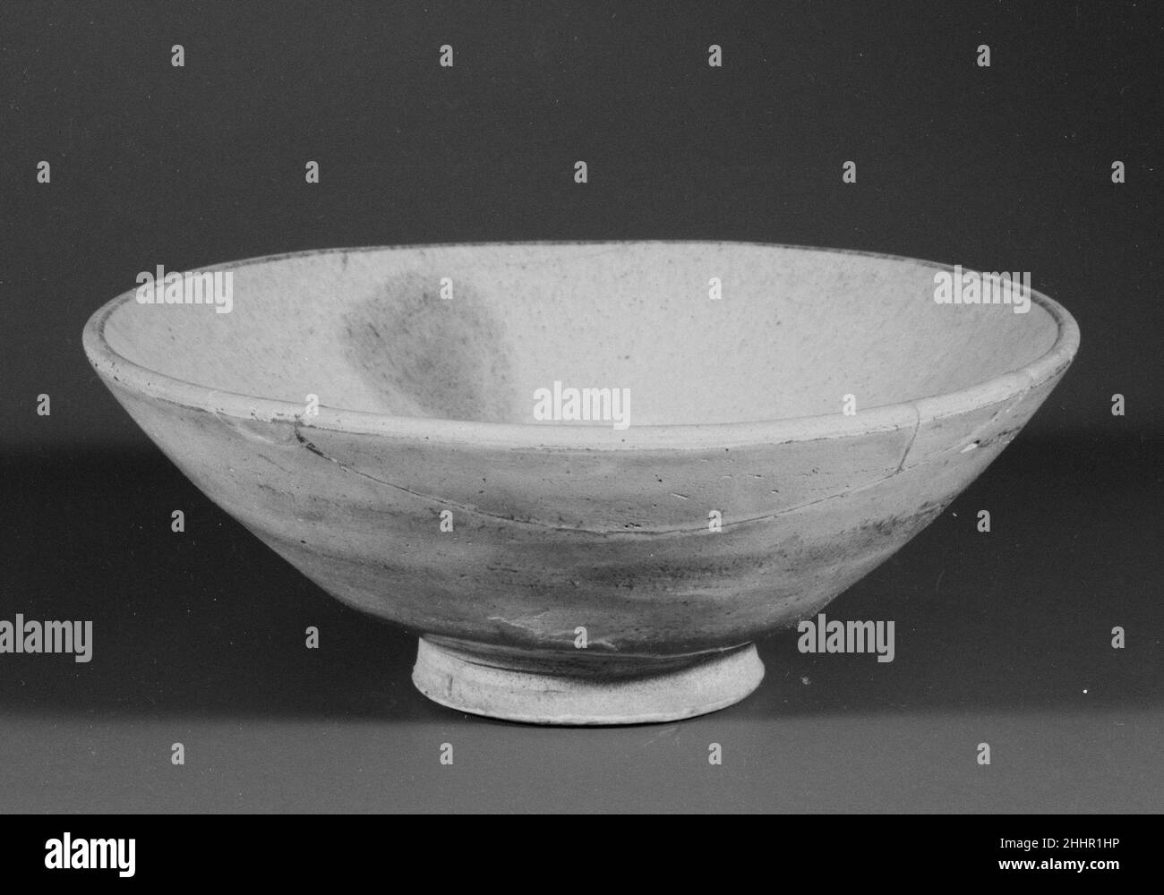 Ciotola 12th–13th secolo Cina. Ciotola. Cina. 12th–13th secolo. Gres con smalto azzurro (giu ware). Dinastia Jin (1115–1234). Ceramica Foto Stock