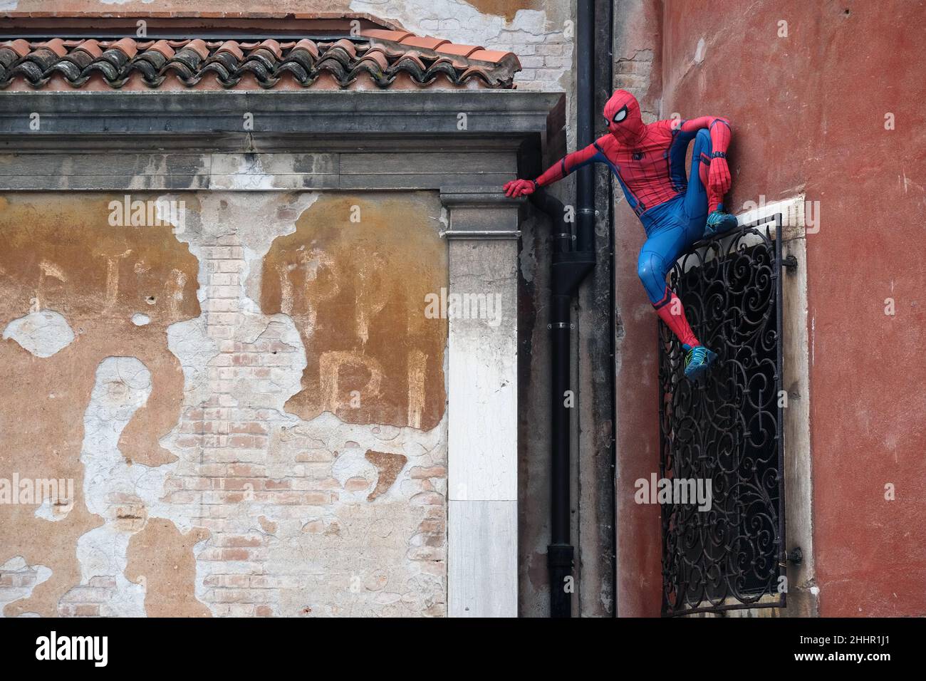 Spiderman sale sui palazzi di Venezia. Venezia, 23 febbraio 2020. Foto Stock