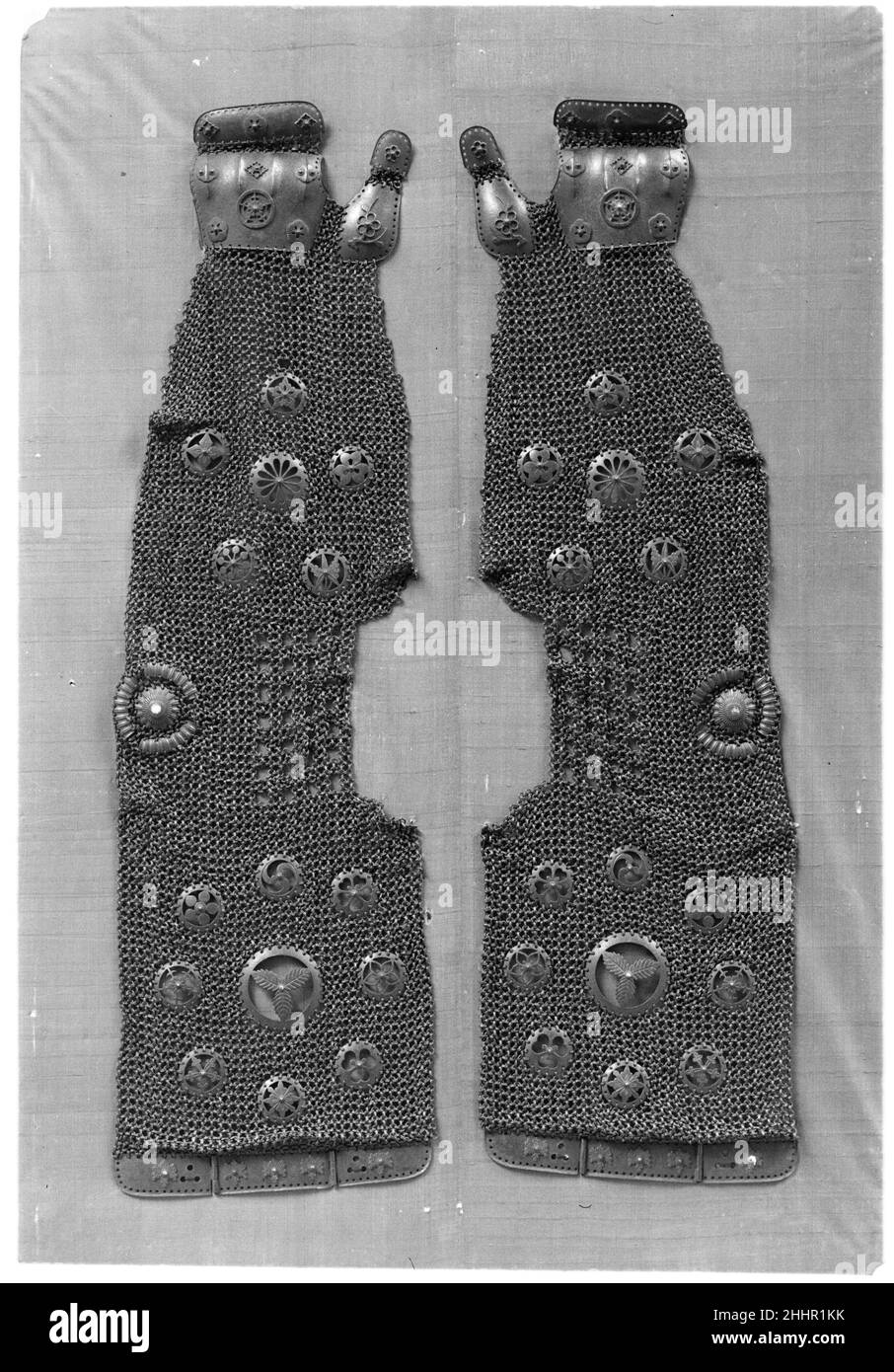 Coppia di maniche (Kot?) 18th secolo Giapponese. Coppia di maniche (Kot?). Giapponese. 18th secolo. Chainmail. Armour parti-braccia e spalle Foto Stock