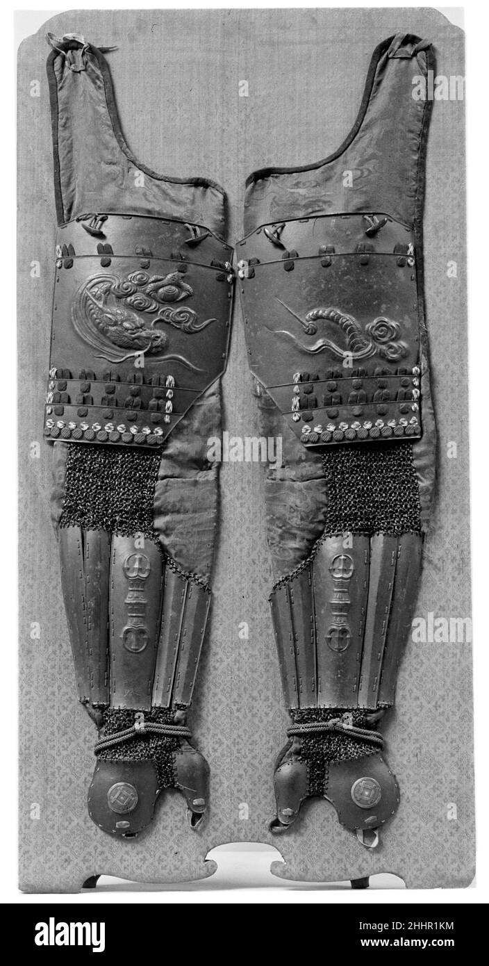 Coppia di maniche (Kot?) 17th–18th secolo Giapponese. Coppia di maniche (Kot?). Giapponese. 17th–18th secolo. Ferro, chainmail, seta. Armour parti-braccia e spalle Foto Stock