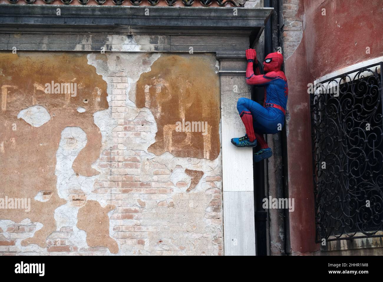 Spiderman sale sui palazzi di Venezia. Venezia, 23 febbraio 2020. Foto Stock