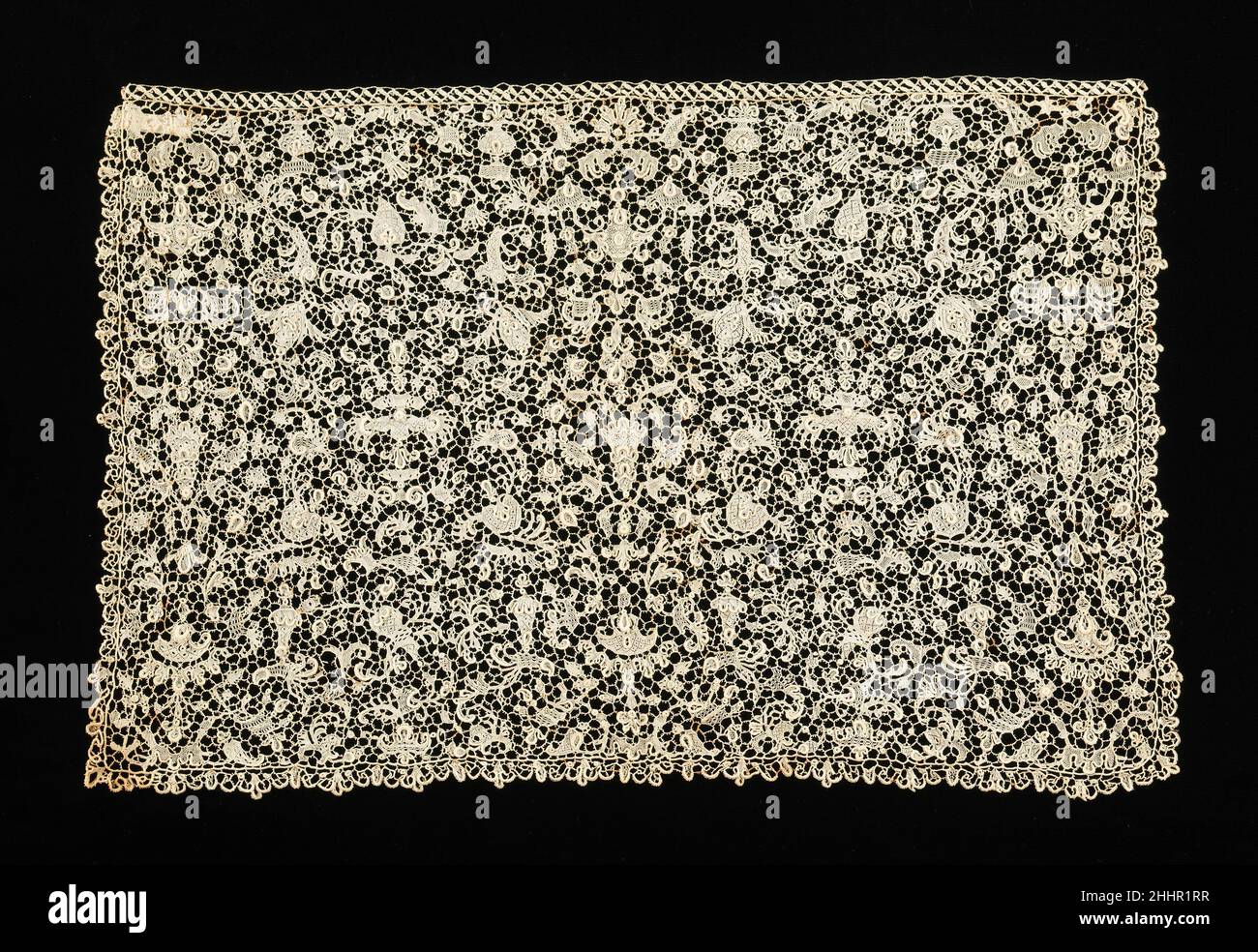 Merletto quarto 17th secolo francese questo è un merletto ad ago squisitamente artigianale cravat fine. Il merletto è stato spesso utilizzato come collana nei secoli 17th e 18th per scopi estetici e per sottolineare la qualità fine che l'indossatore potrebbe permettersi. Questo particolare pezzo è finemente dettagliato con motivi speculari che non assumono alcuna forma identificabile ma sono comunque intriganti. L'aggiunta del lavoro in rilievo aggiunge un senso di profondità e consistenza all'effetto superficie già in arresto. Pizzo 158348 Foto Stock