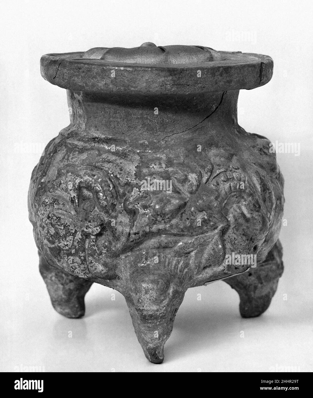 Treppiede incenso bruciatore 12th–13th secolo Cina. Bruciatore a incenso a treppiede. Cina. 12th–13th secolo. Terracotta con glassa verde e gialla. Dinastia Jin (1115–1234). Ceramica Foto Stock