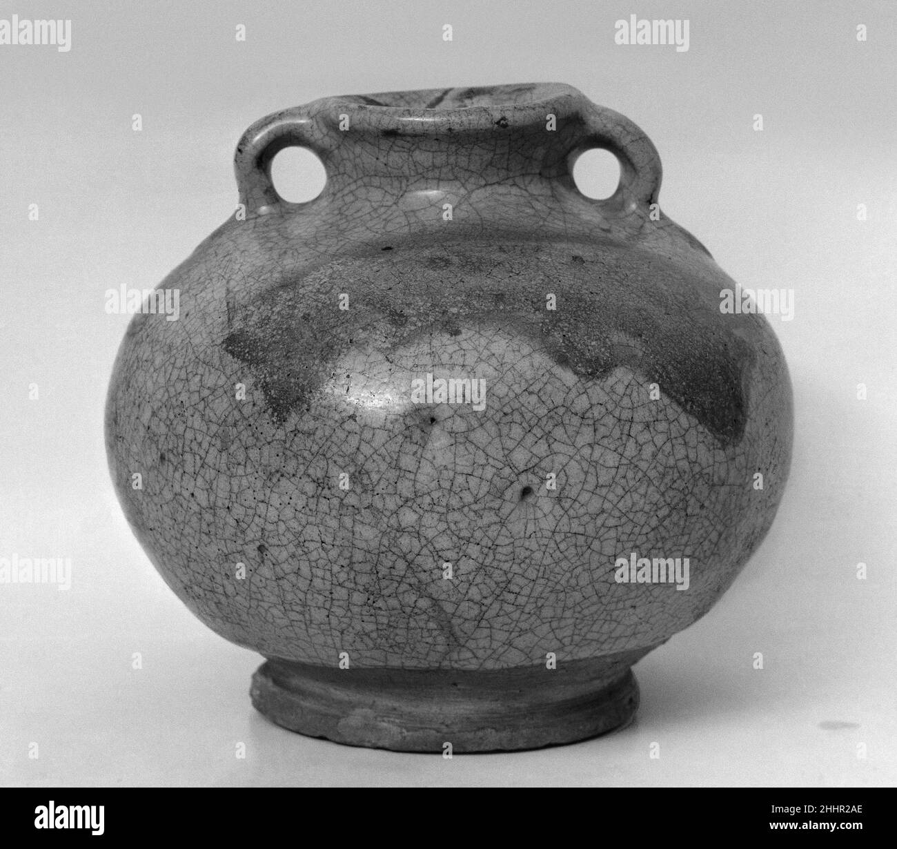 Vaso con due alette 13th secolo Cina. Vaso con due alette. Cina. 13th secolo. Gres con smalto blu (giu ware). Dinastia Yuan (1271-1368). Ceramica Foto Stock