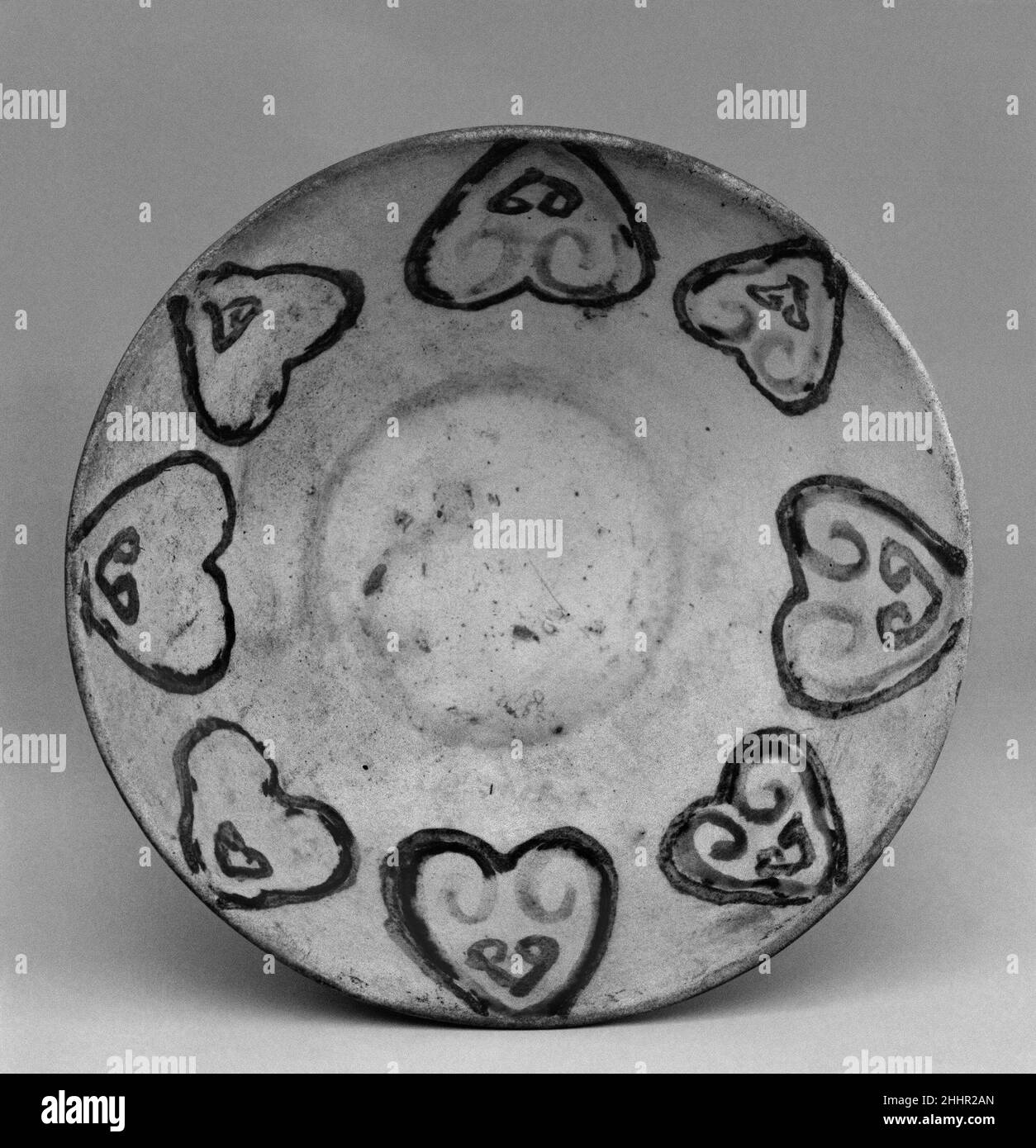 Ciotola con nuvole stilizzate 13th–14th secolo Cina. Ciotola con nuvole stilizzate. Cina. 13th–14th secolo. Gres con smalti rossi e verdi (tipo Cizhou). Dinastia Jin (1115–1234)–Yuan (1271–1368). Ceramica Foto Stock