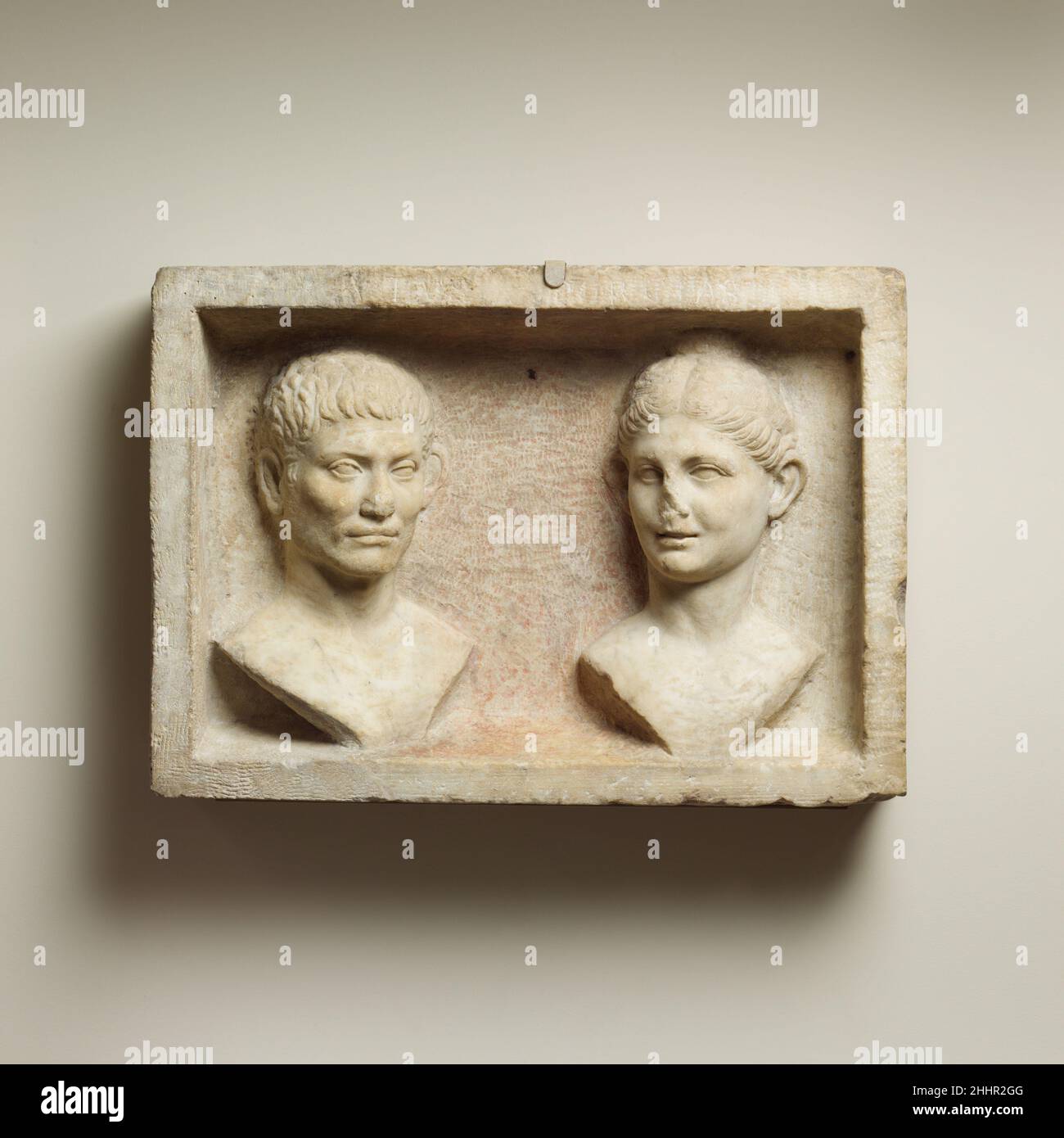 Rilievo della tomba di marmo con due busti ritratti ca. 13 A.C.-D.C. 5 romano questo pannello, con busti di una giovane coppia ben curata, probabilmente proviene dal tipo di monumenti funerari all'aperto spesso allestiti da schiavi liberati prosperi.. Rilievo della tomba di marmo con due busti ritratti 248139 Foto Stock