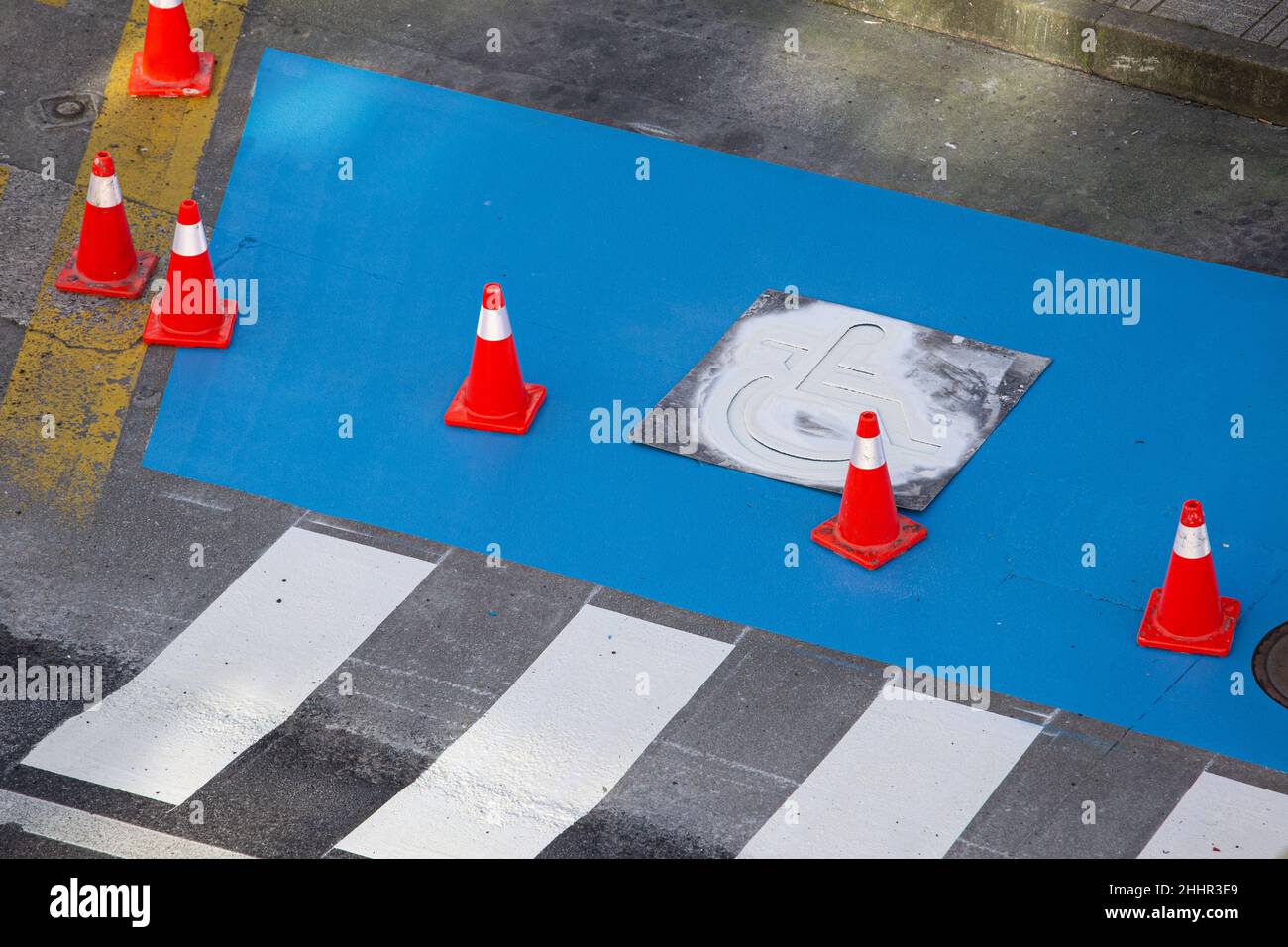 Nuovo parcheggio per disabili dipinto su una strada della città. Accessibilità nel concetto di città Foto Stock
