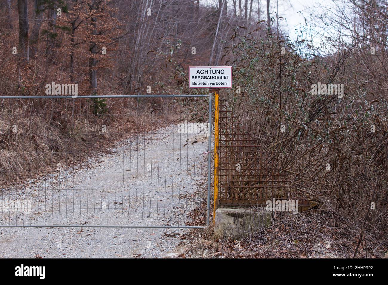 Cartello di avvertimento con testo tedesco e cartello raffigurante per fermarsi prima di entrare in un'area mineraria in Austria Foto Stock