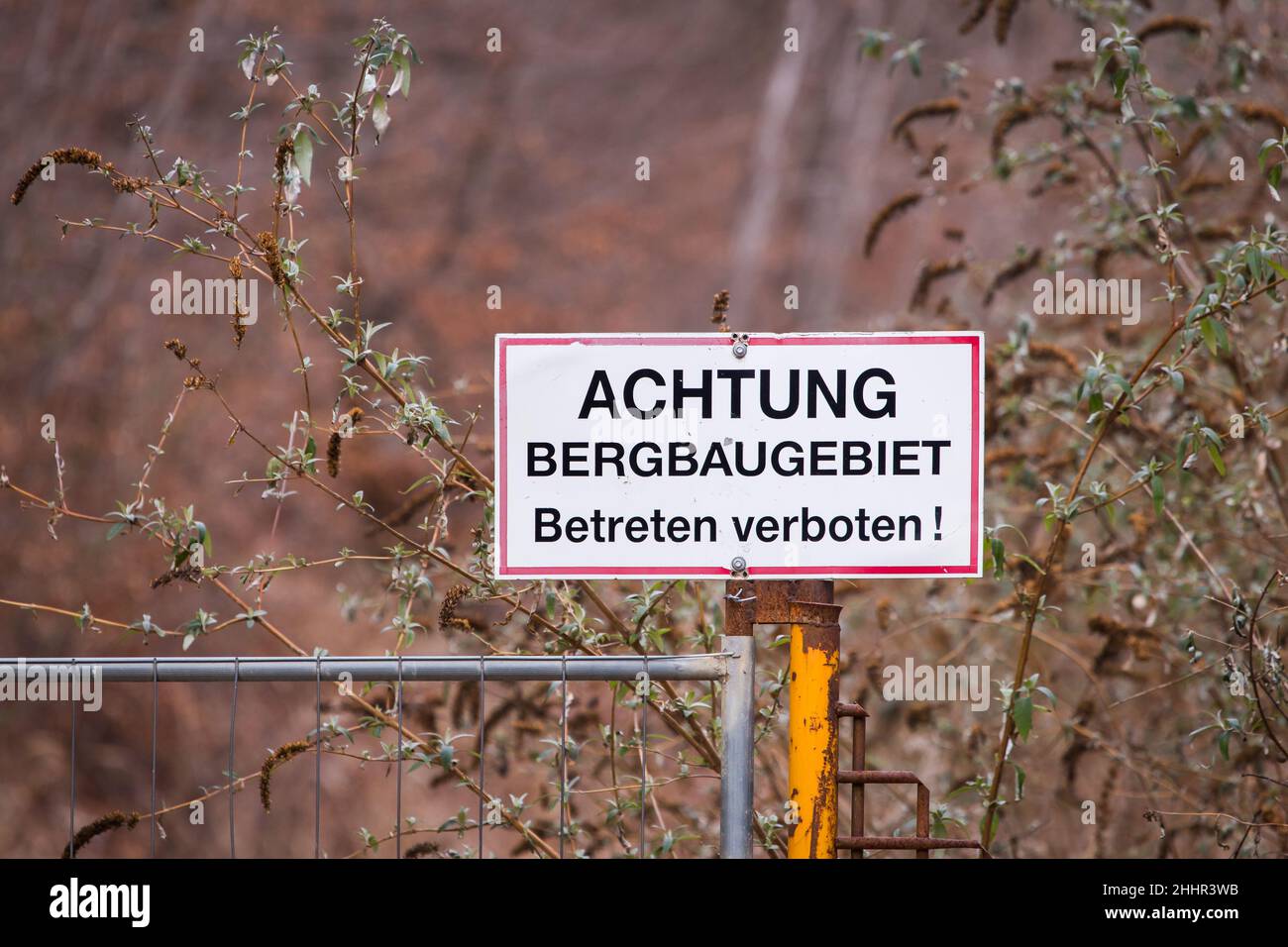 Cartello di avvertimento con testo tedesco e cartello raffigurante per fermarsi prima di entrare in un'area mineraria in Austria Foto Stock