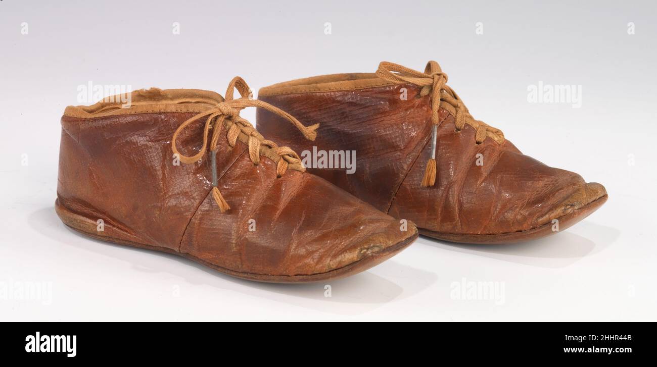 Shoes 1845–65 American lo stile generale di queste scarpe da bambino  allacciate, con un taglio più basso rispetto a quello che ora è associato  con i tini del bambino, riflette uno stile