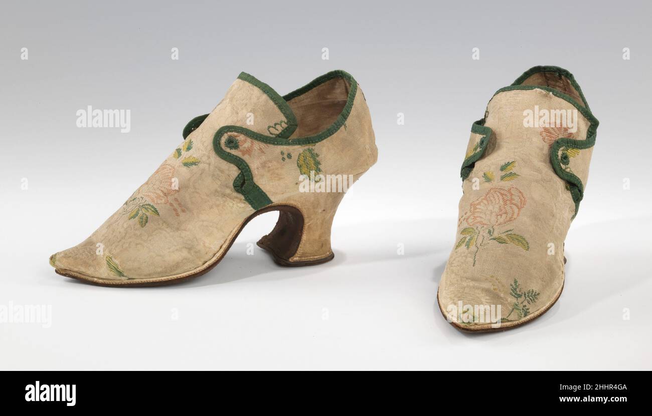 Scarpe 1700–1720 probabilmente i più appassionati britannici di moda  storica conoscono bene le scarpe da donna del 18th secolo in stile classico  con fibbie a latchet, in quanto sopravvivono in numero abbastanza
