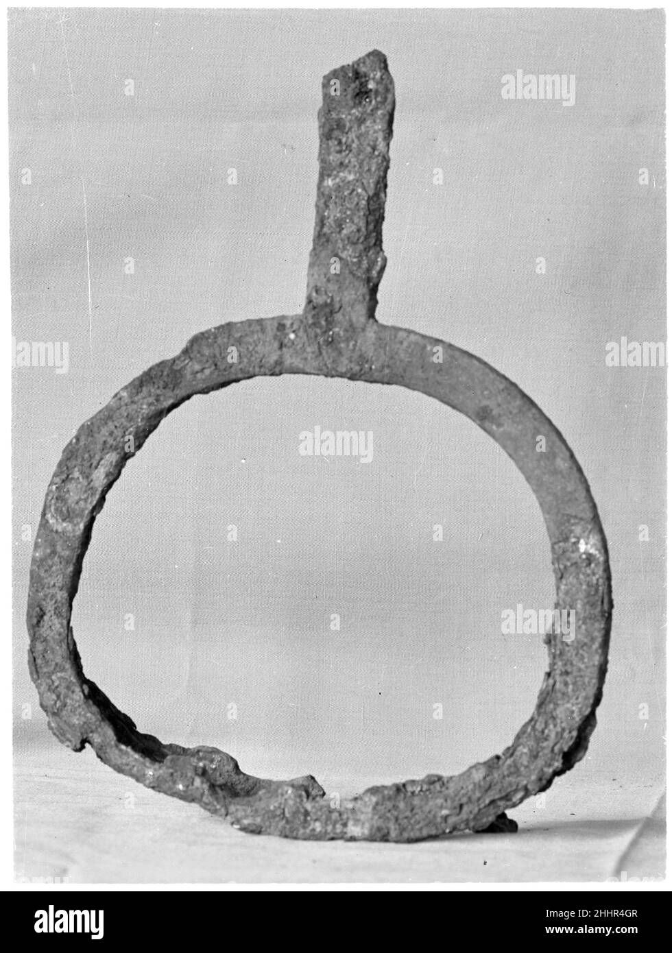 Staffa (Wa Abumi) ca. 5th secolo forse giapponese scavato dal tumulo di sepoltura a Wada, nella prefettura di Nara, questa staffa è un esempio del tipo più antico usato in Giappone, probabilmente importato dalla Cina o dalla Corea. Staffa (Wa Abumi). Eventualmente giapponese. Ca. 5th secolo. Ferro da stiro. WADA, Prefettura di Nara. Attrezzatura equestre-staffe Foto Stock