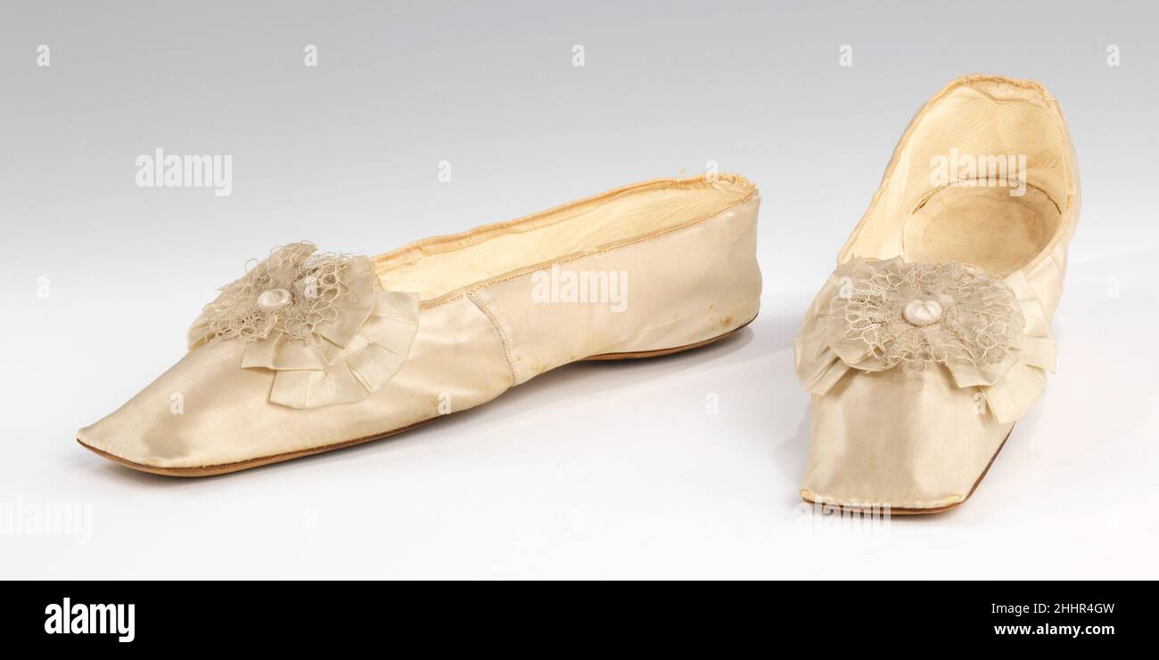 Pantofole da matrimonio 1835–45 probabilmente le ciabatte piatte francesi  in raso bianco sono state la scarpa più popolare per la sera e formale per  le donne durante la prima metà del 19th