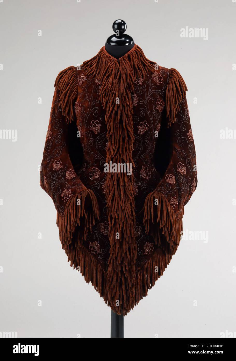 Mantello ca. 1885 American il visito era uno stile essenziale dell'outerwear del 1880s. E 'stato creato per ospitare la forma del trambusto, nascondendo poco del trambusto elaborato decorazione. La colorazione muta in variazioni intriganti rende questo visito unico. Il rivestimento in chenille imita la tappezzeria e le decorazioni utilizzate nei mobili e negli abiti del periodo. Mantello 155667 Foto Stock